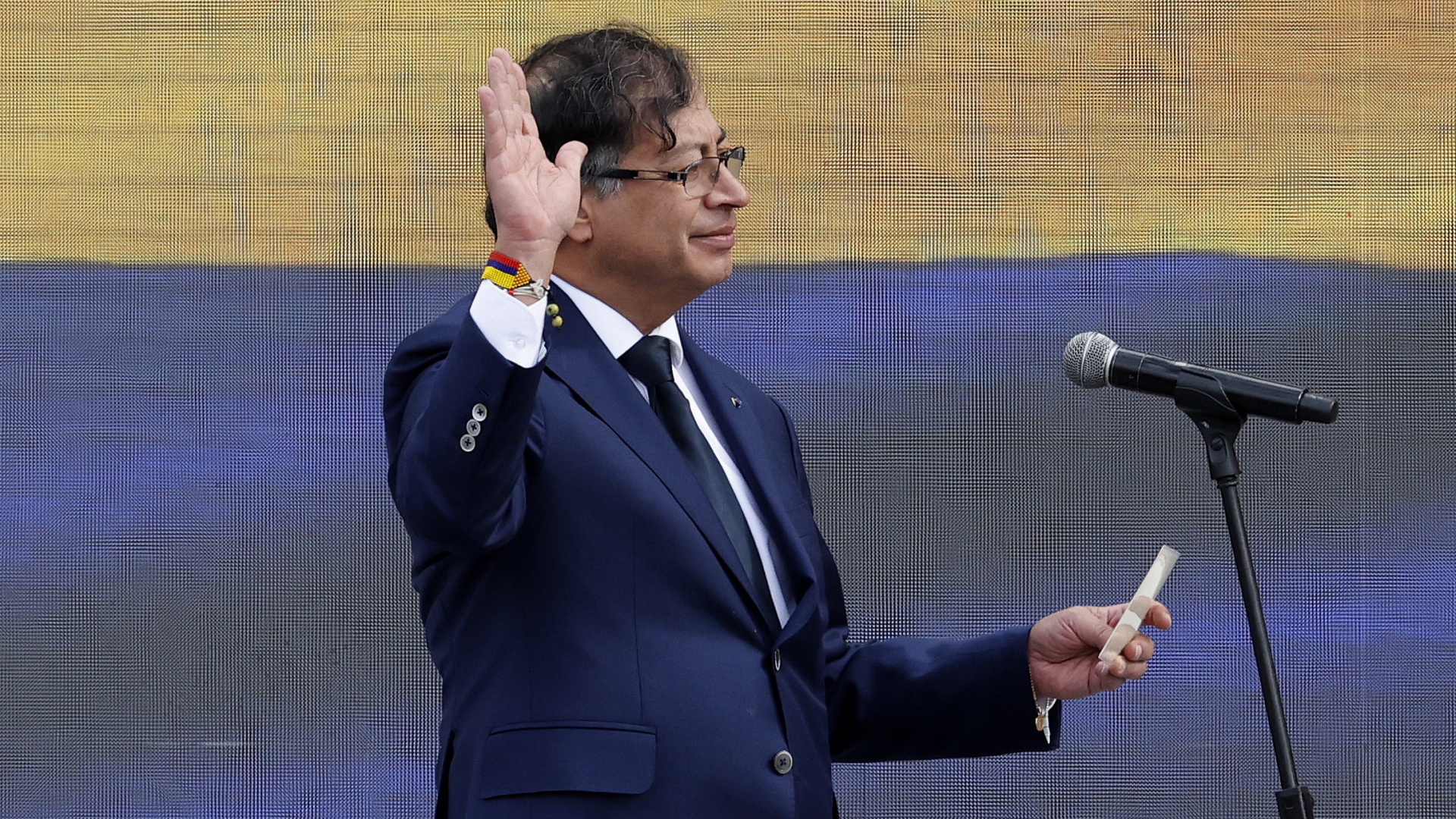 Gustavo Petro legt bei einer Zeremonie in Bogotá den Amtseid als Präsident Kolumbiens ab. | EPA