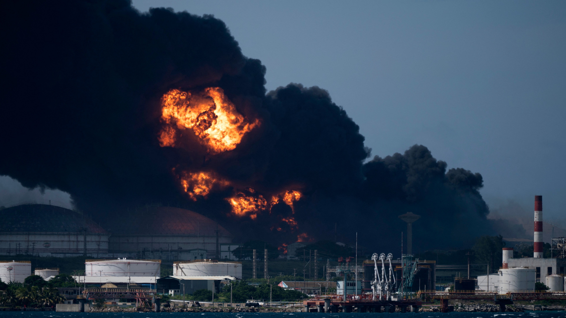 Ein Treibstofflager im Hafen von Matanzas im Norden Kubas brennt nach einer Reihe von Explosionen. | AFP