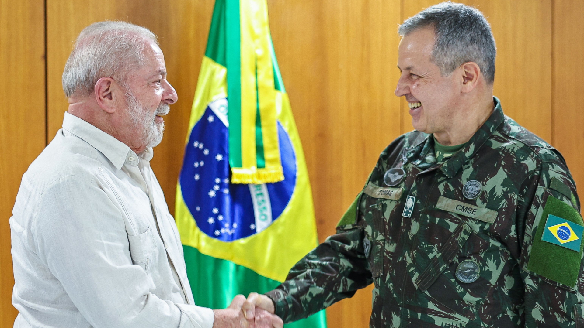 General Tomás Miguel Ribeiro Paiva gibt dem brasilianischen Präsidenten Lula die Hand.  | AFP PHOTO / BRAZILIAN PRESIDENCY / RICARDO STUCKERT