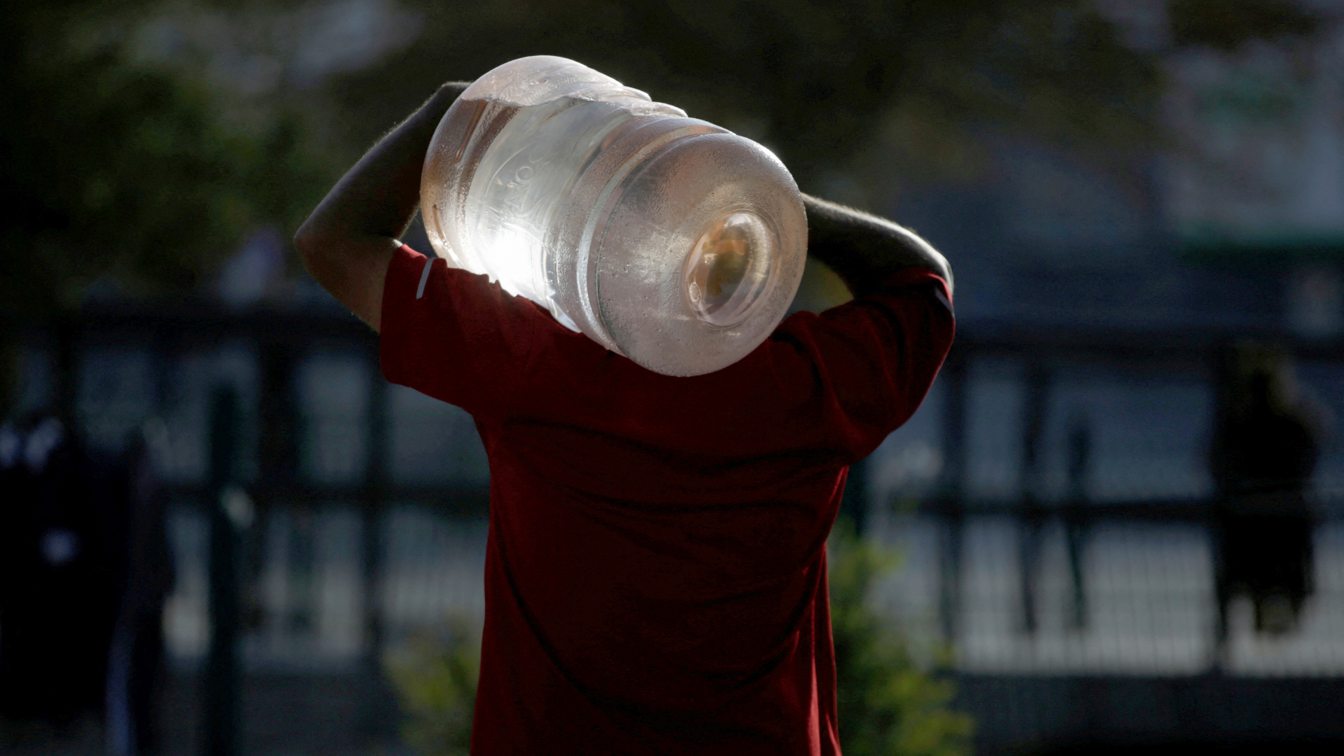 Ein Mann trägt einen Wasserbehälter in García im Nordosten Mexikos.