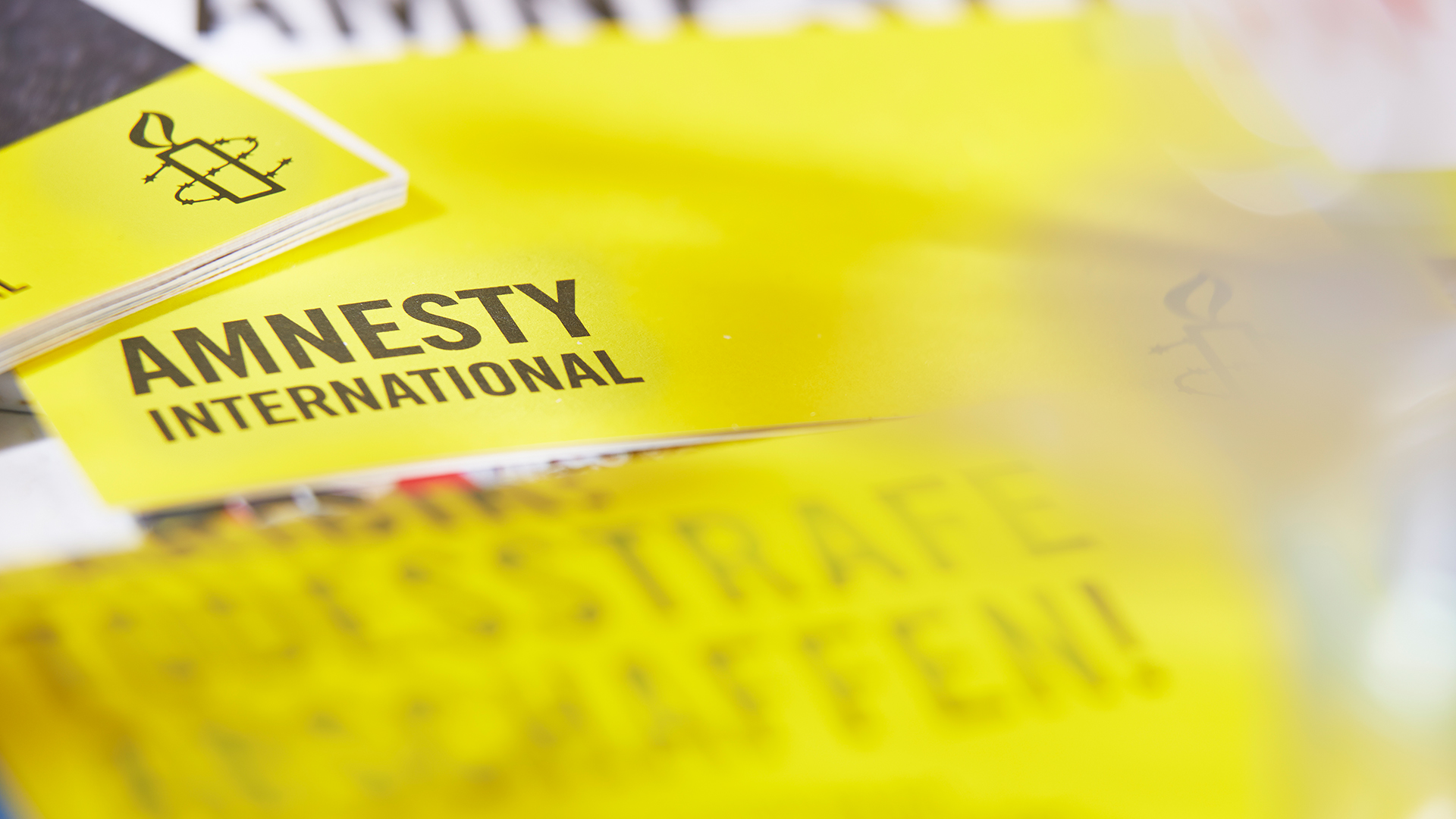 Zu sehen ist das Logo von Amnesty International auf einer Broschüre.