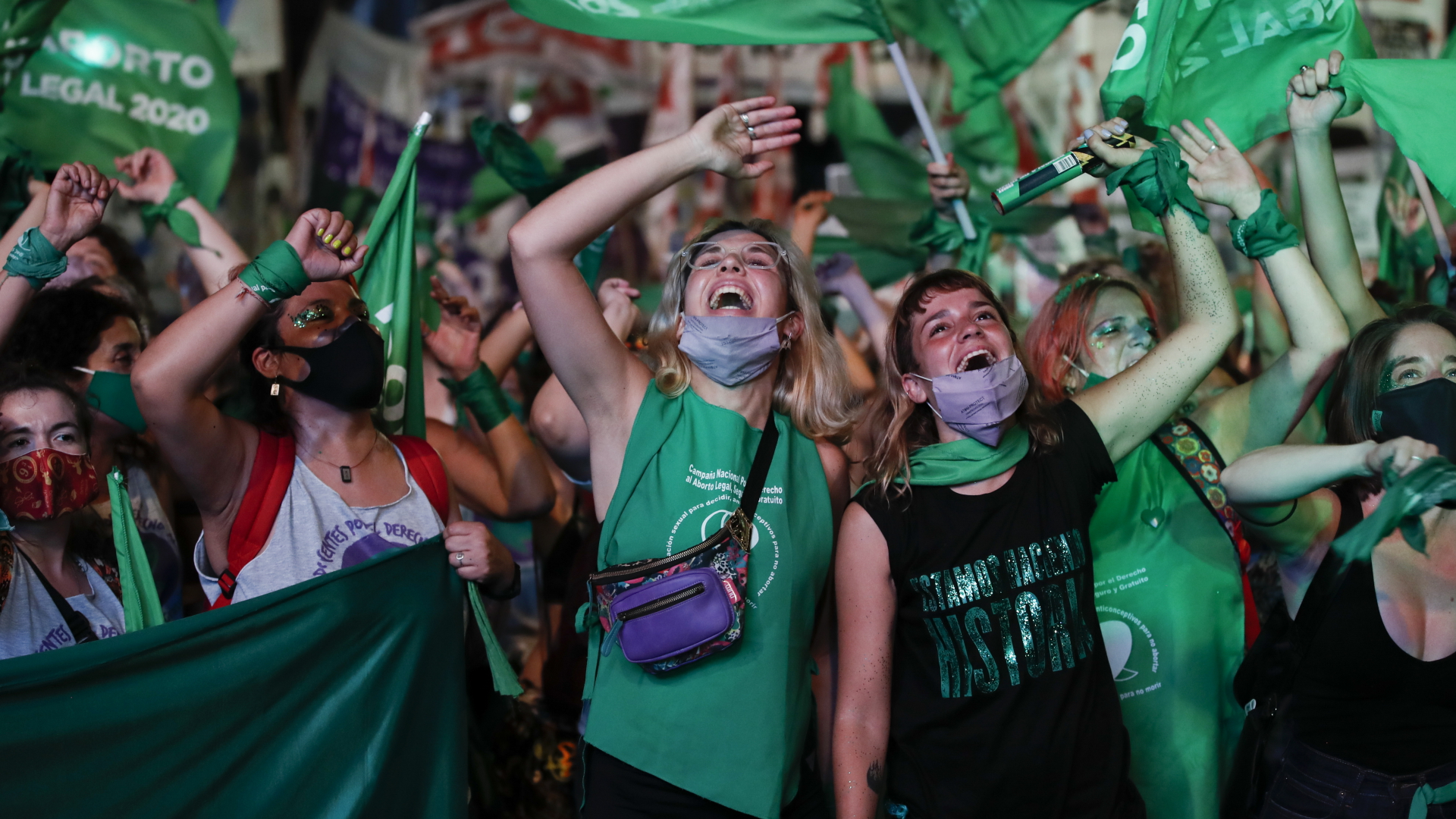Befürworterinnen der Legalisierung von Abtreibungen feiern außerhalb des argentinischen Kongresses.