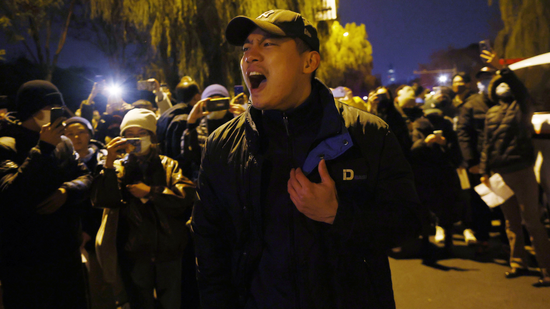 Ein Mann bei einem Protest in China gegen die Null-Covid-Politik des Landes.