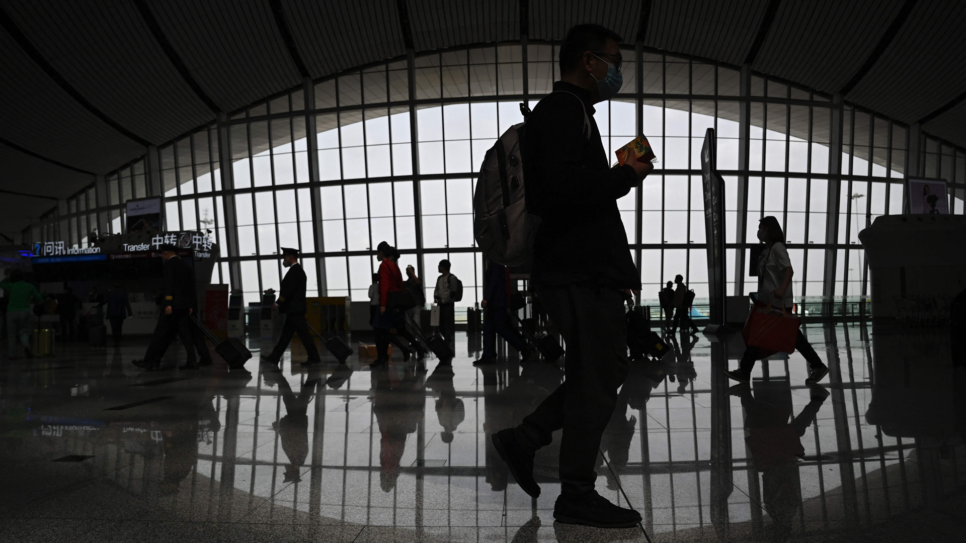 Passagiere am Daxing Airport in Peking