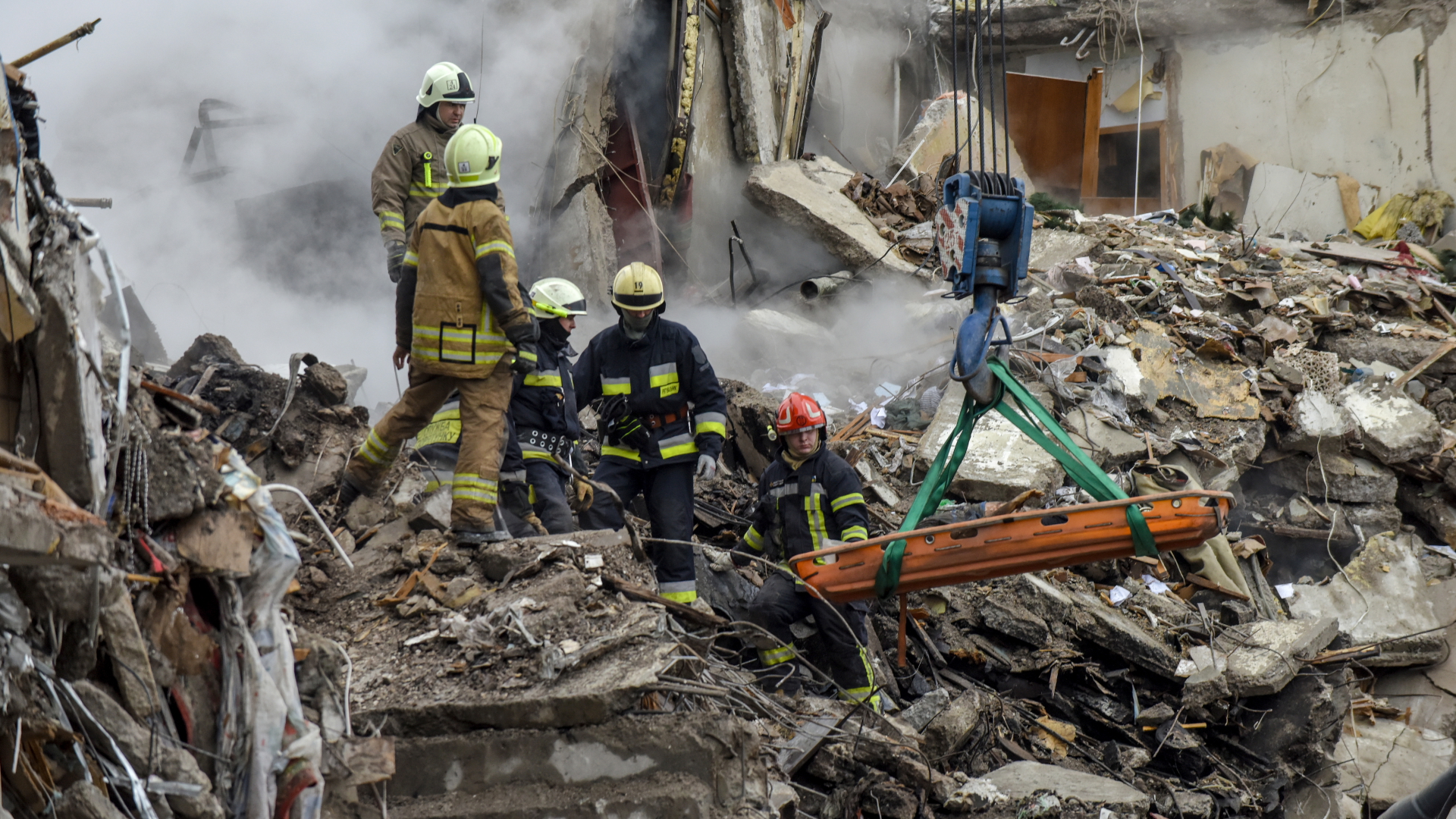 Rettungskräfte bergen Opfer aus den Trümmern eines beschädigten Wohnhauses in Dnipro | EPA