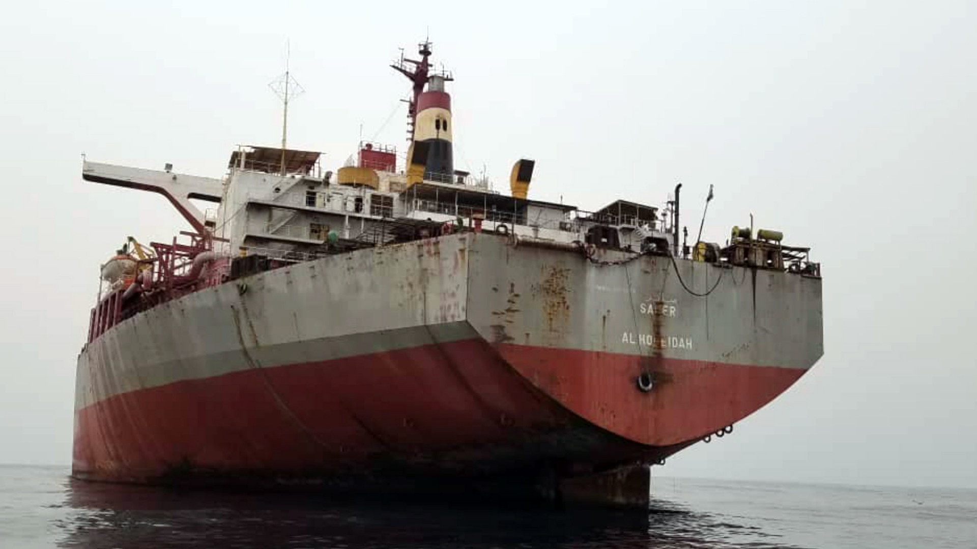 Der marode Öltanker "FSO Safer" vor Jemens Küste (Archiv). | dpa