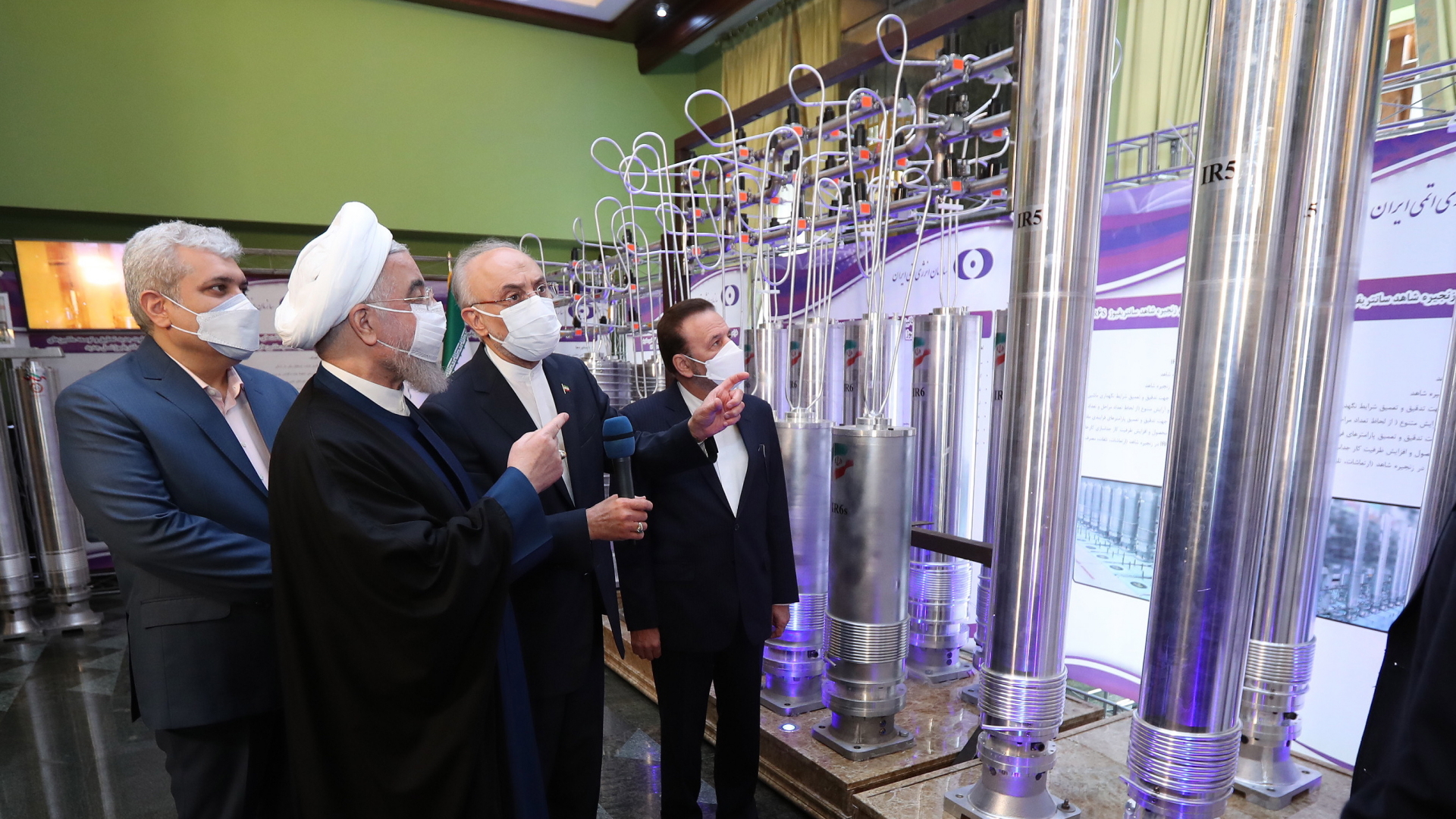 Der iranische Präsident Hassan Rouhani (2.v.l.) besichtigt eine Ausstellung über nukleare Errungenschafften im Iran. | EPA