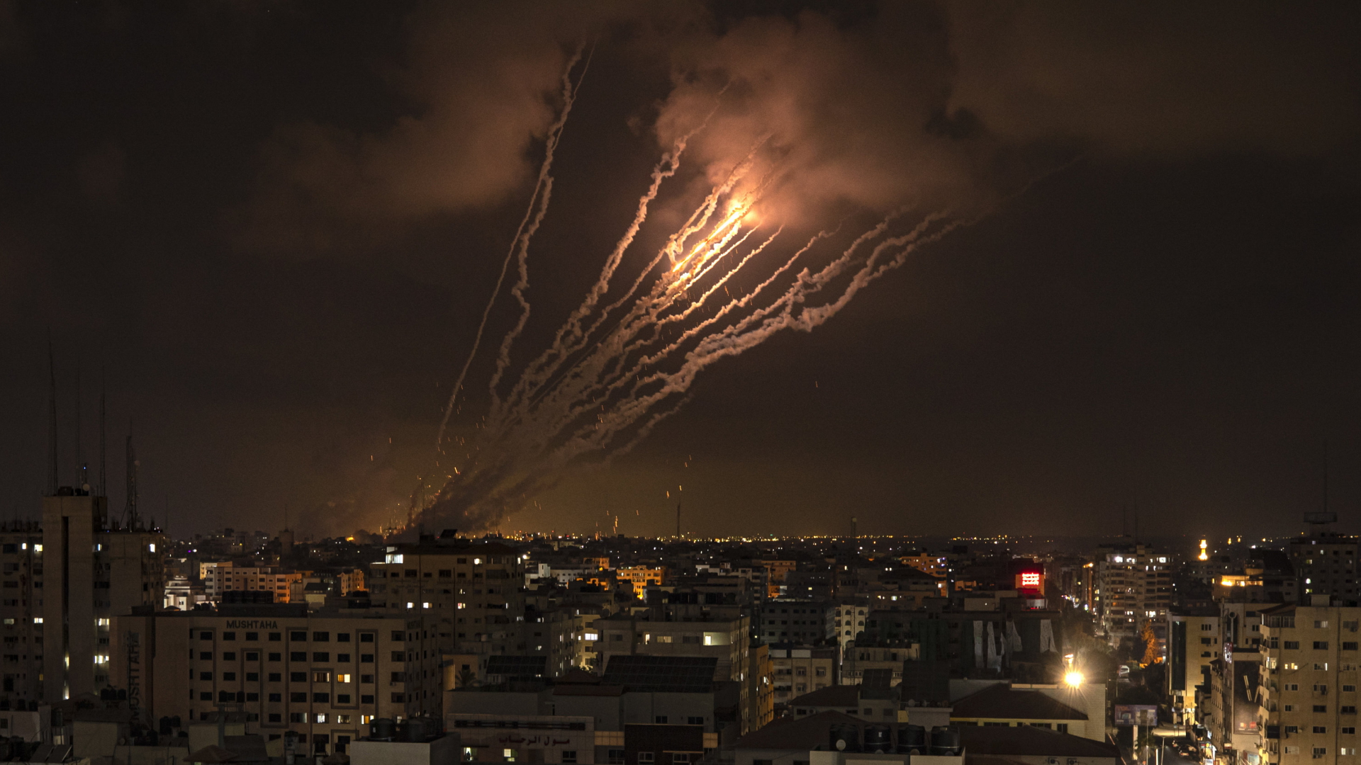 Mehrere Raketen werden aus dem Gazastreifen in Richtung Israel abgefeuert (Archiv, 6.8.2022). | AP