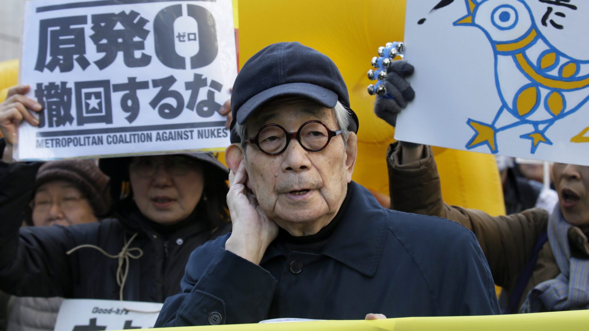 Kenzaburo Oe auf einer Demonstration gegen Atomwaffen. | dpa