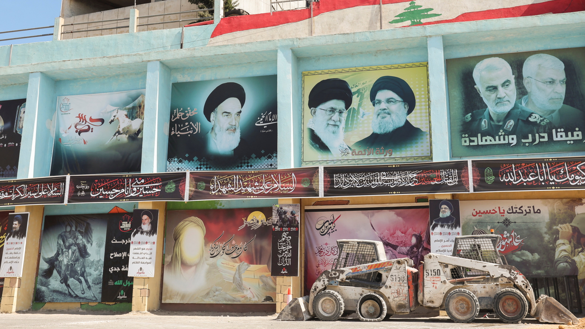 Ein Plakat in der libanesischen Stadt Jaroun auf dem Hisbollah-Führer Hassan Nasrallah neben Irans obersten Führer Ayatollah Ali Khamenei zu sehen ist (Archiv). | REUTERS