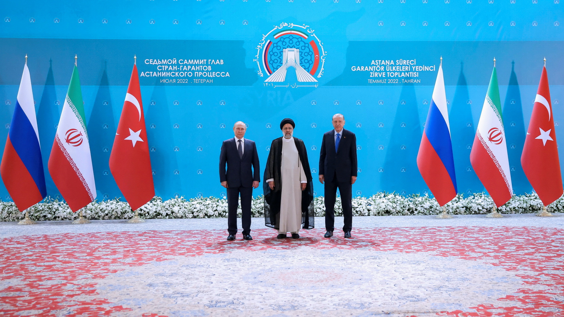 Der russische Präsident Wladimir Putin mit seinem iranischen Amtskollegen Ebrahim Raisi und dem türkischen Staatschef Recep Tayyip Erdogan. | via REUTERS