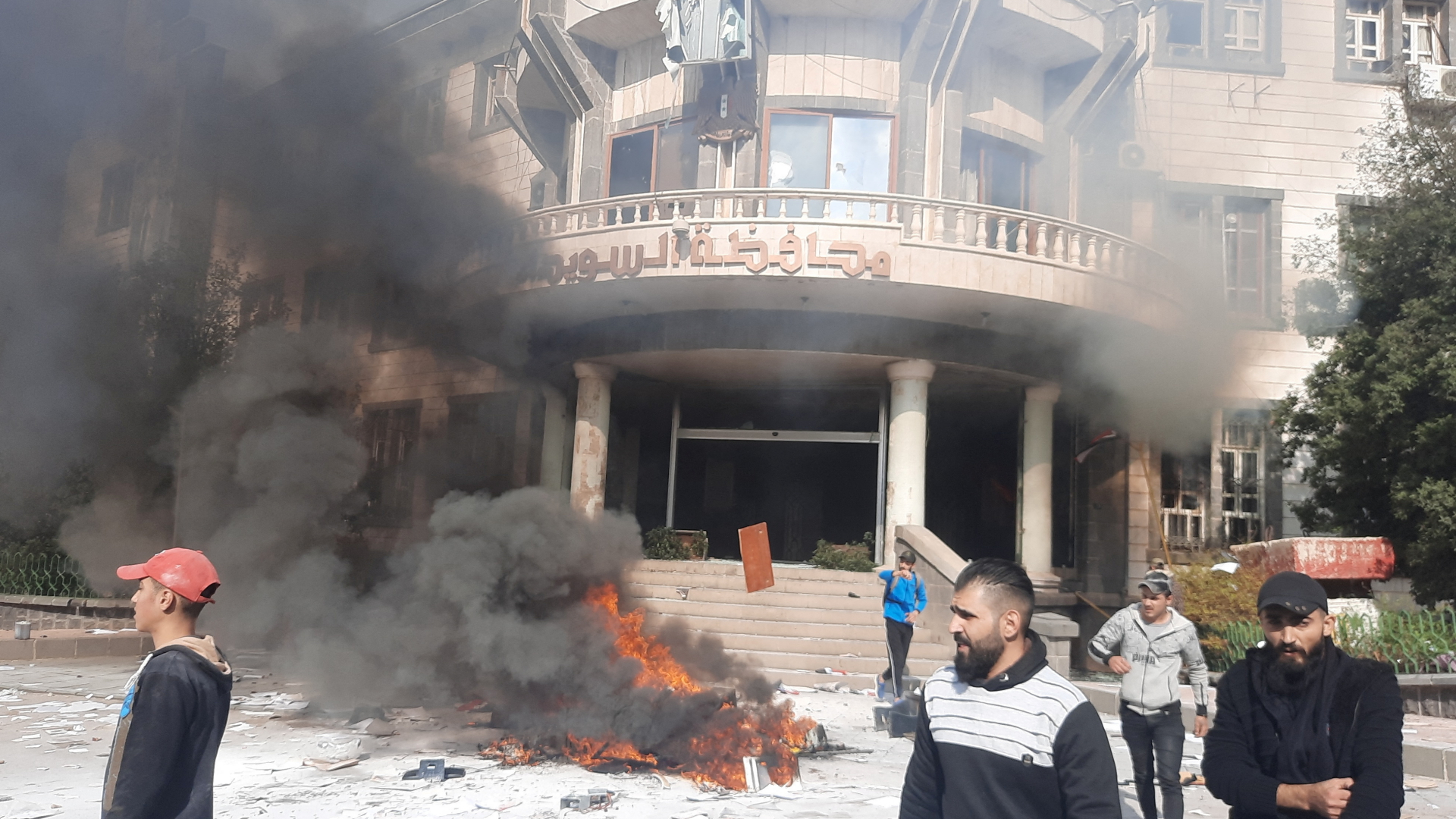 Gedung-gedung pemerintah diserbu: kematian selama demonstrasi di Suriah