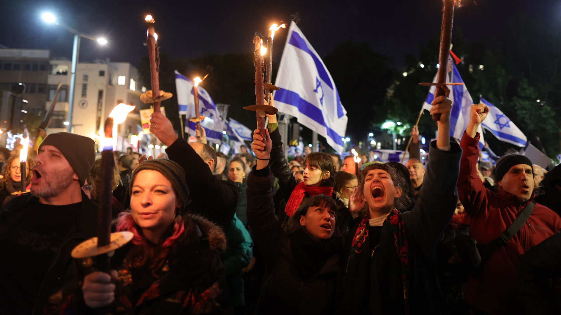 Tausende Menschen protestieren mit Plakaten, Fackeln und Flaggen in Tel Aviv. | EPA/ABIR SULTAN