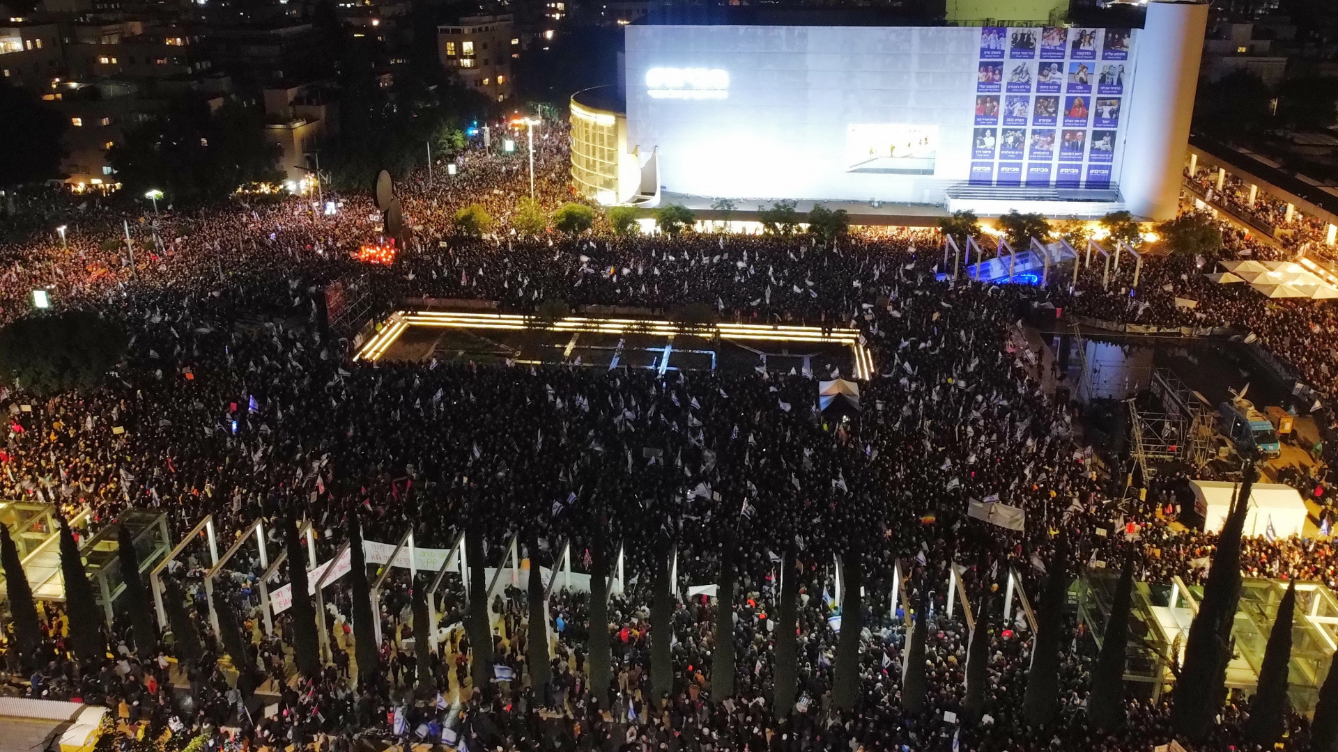 Zehntausende Menschen beim Protest im Stadtzentrum von Tel Aviv. | EPA/ABIR SULTAN