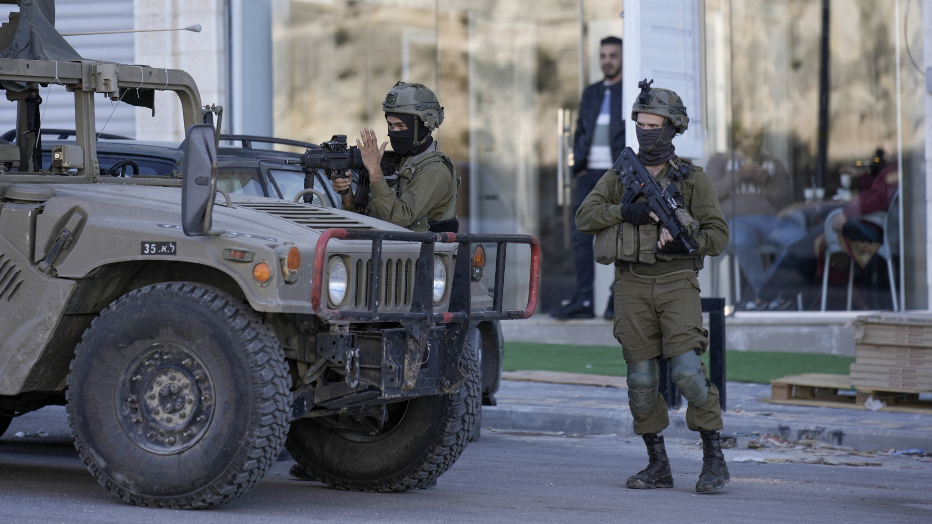 Israelische Soldaten in Sarra nahe Nablus im Westjordanland. | AP