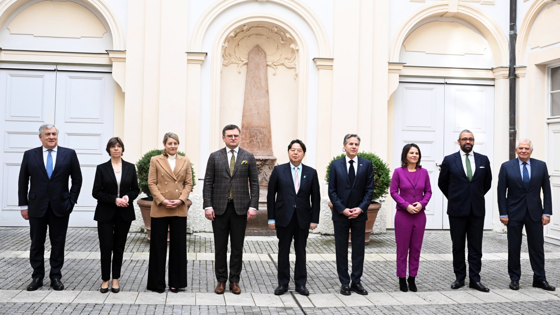 Die Außenminister der G7-Staaten mit dem ukrainischen Außenminister Dmytro Kuleba (vierter von links) | EPA