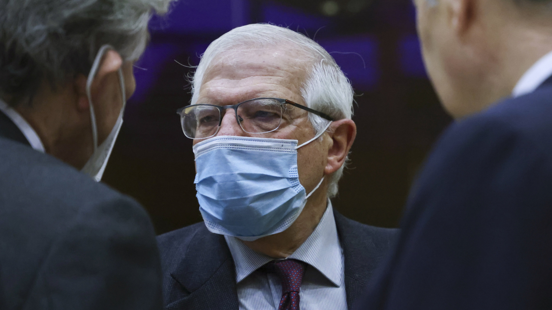 Der EU-Außenbeauftragte Joseph Borrell mit Maske im Gespräch. | AP