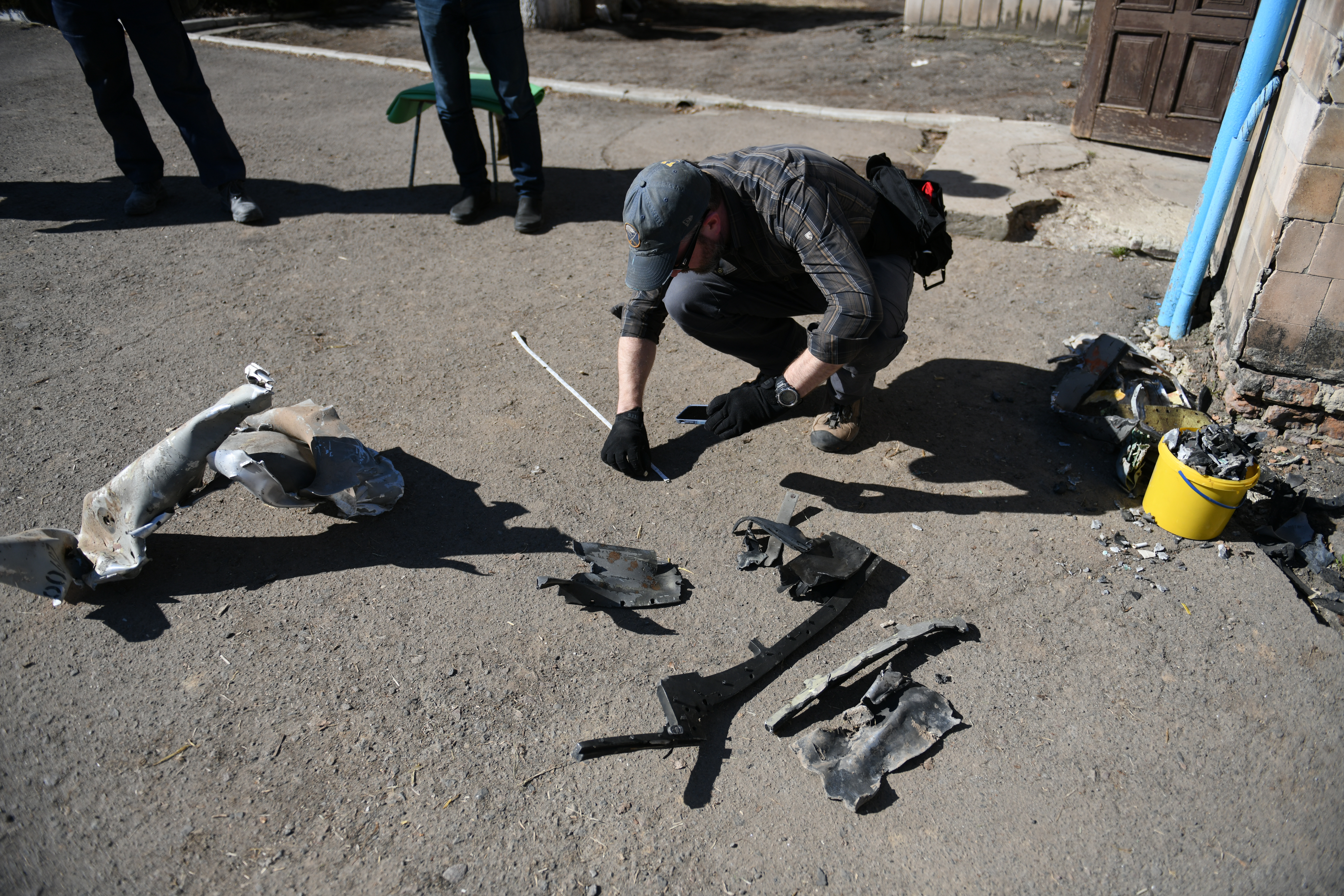 Brian Castner, Waffenexperte von Amnesty International, untersucht in der Ukraine zurückgelassene Waffenteile und dokumentiert die Situation. | Olga Ivashchenko/Amnesty International