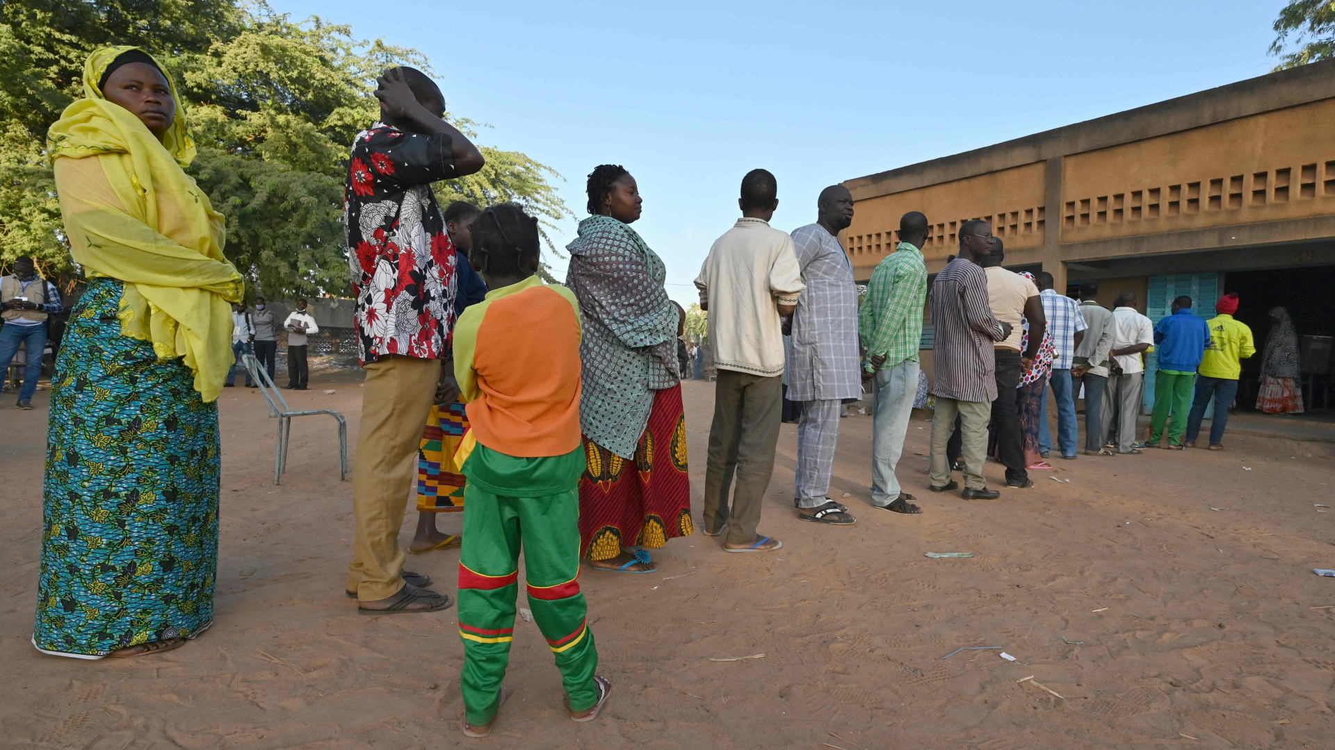 Eine Schlange vor einem Wahllokal in Ouagadougou, der Hauptstadt von Burkina Faso. | AFP