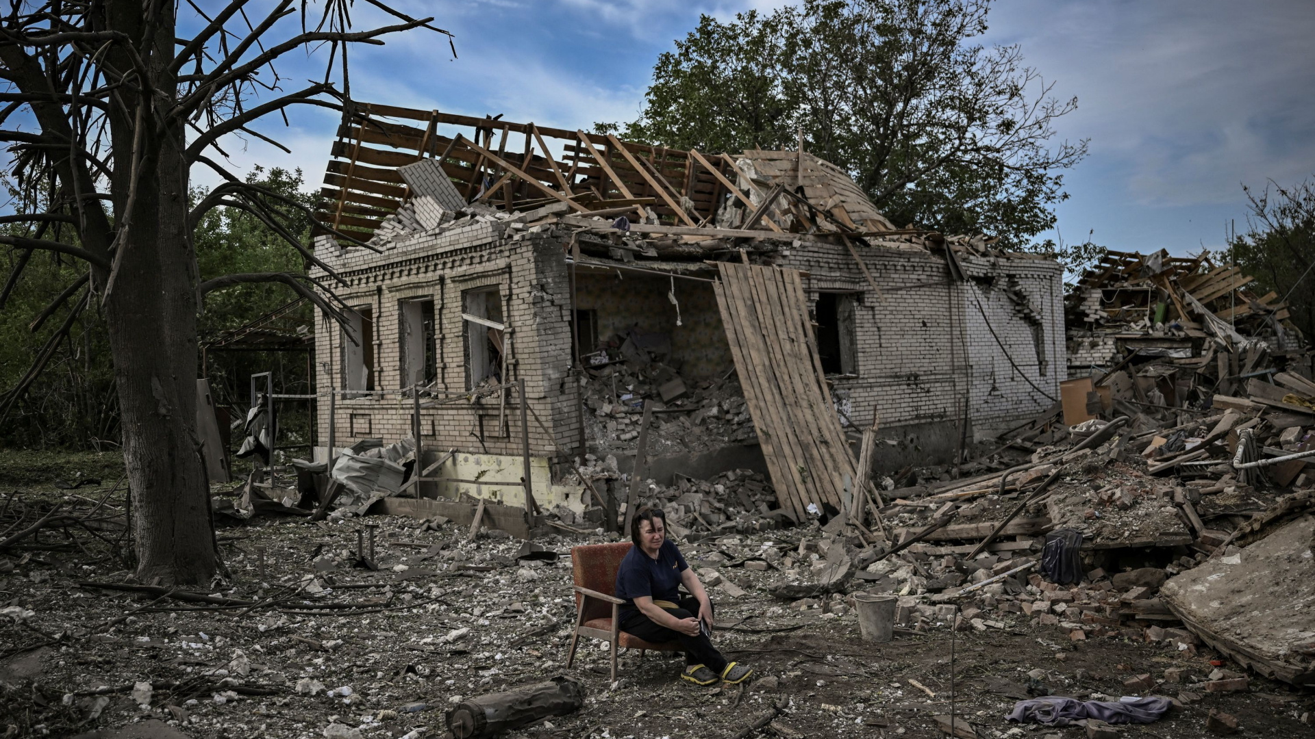 Zerstörtes Gebäude im Donbass