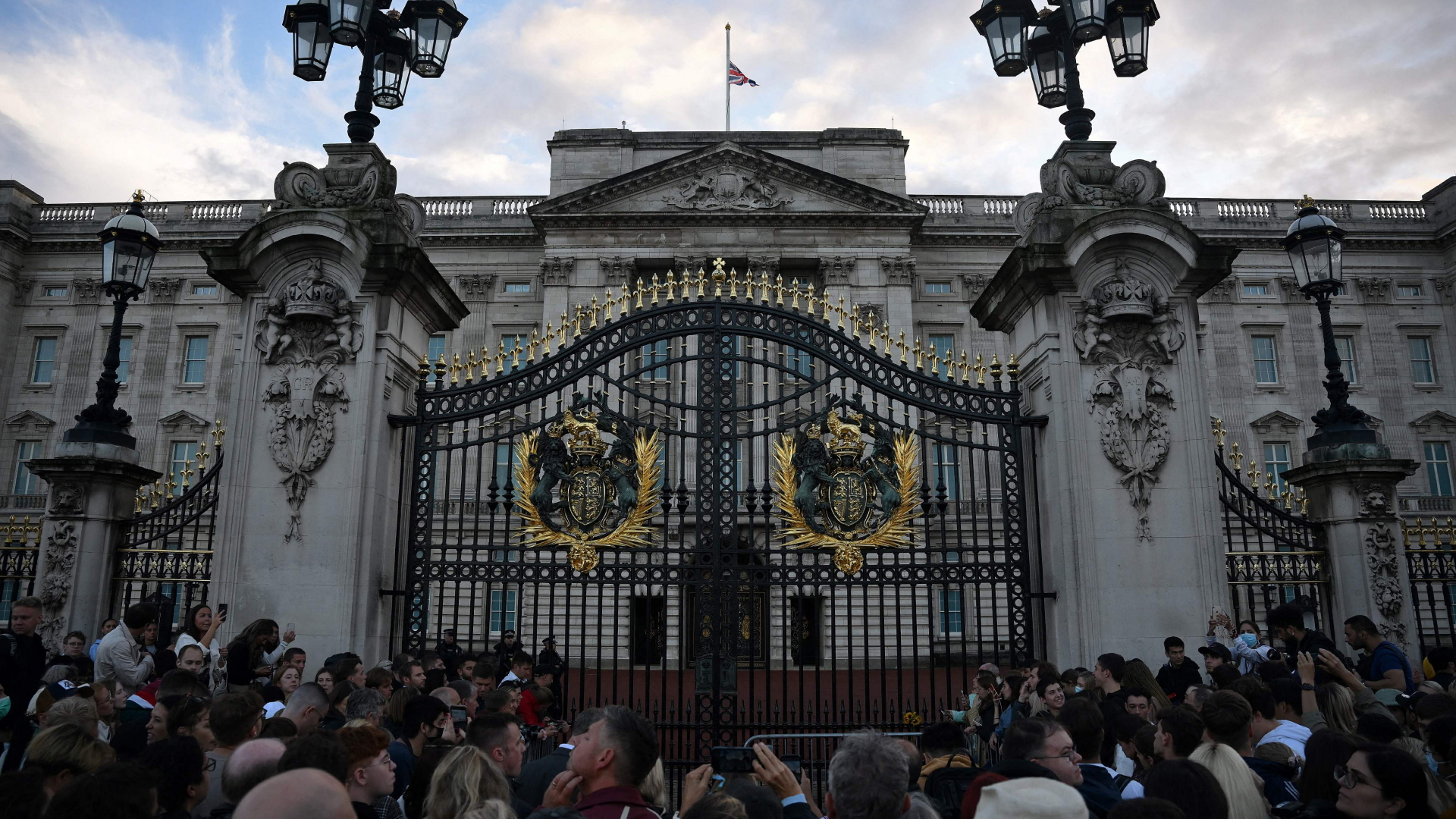 Vor dem Buckingham-Palast in London versammelten sich Hunderte Menschen.  | AFP