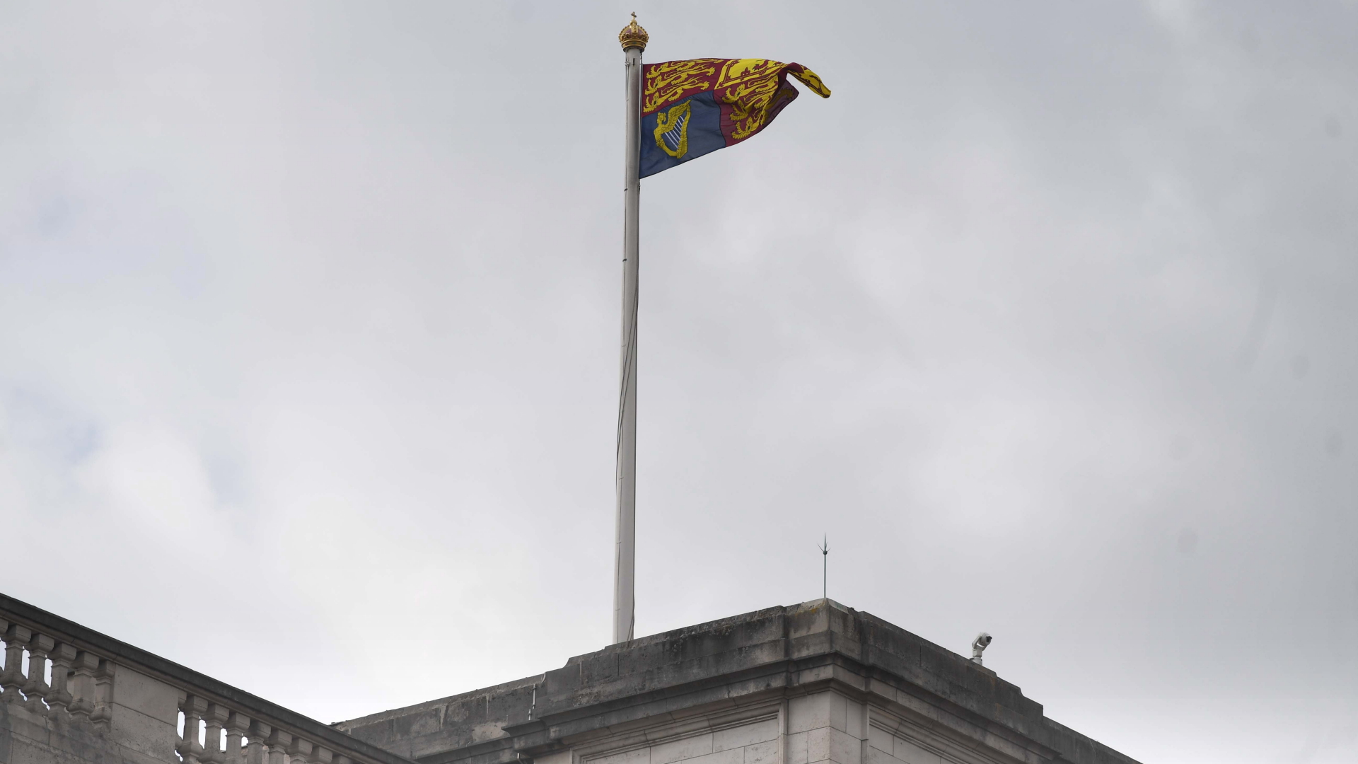Die königliche Standarte an einem Fahnenmast auf dem Buckingham-Palast. | EPA