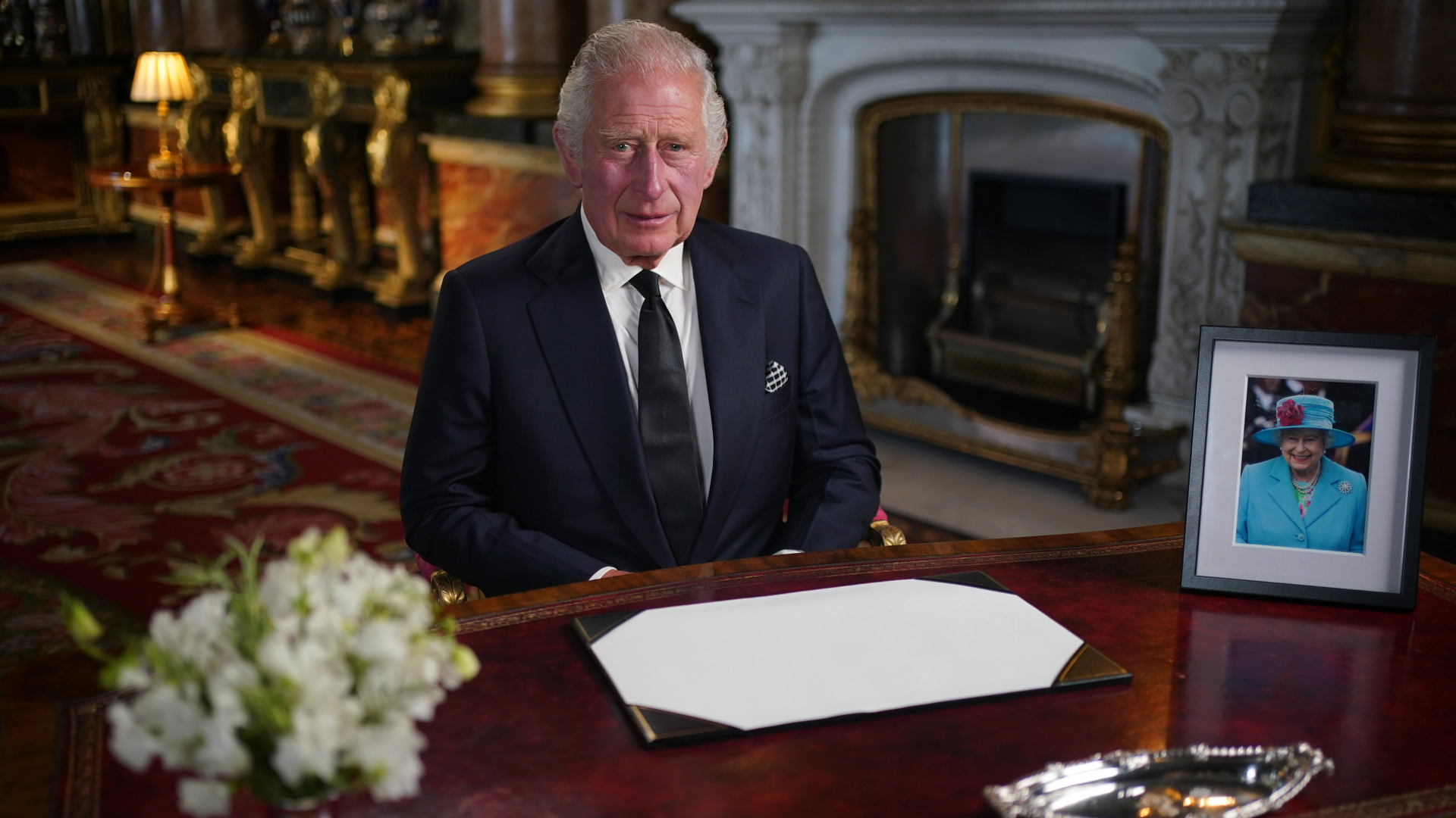 Der britische König Charles III. hält nach dem Tod von Königin Elisabeth II. im Buckingham Palace seine erste Ansprache an die Nation und das Commonwealth. | dpa
