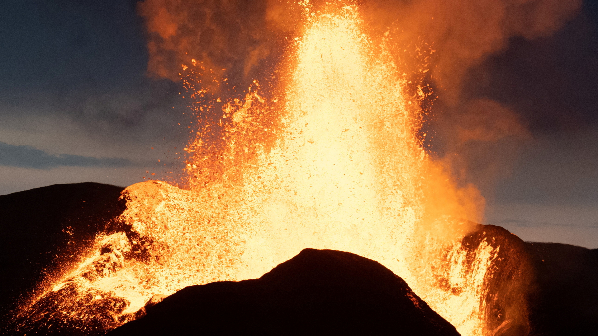 Ein Ausbruch des Vulkans Fagradalsfjall bei Nacht. | REUTERS