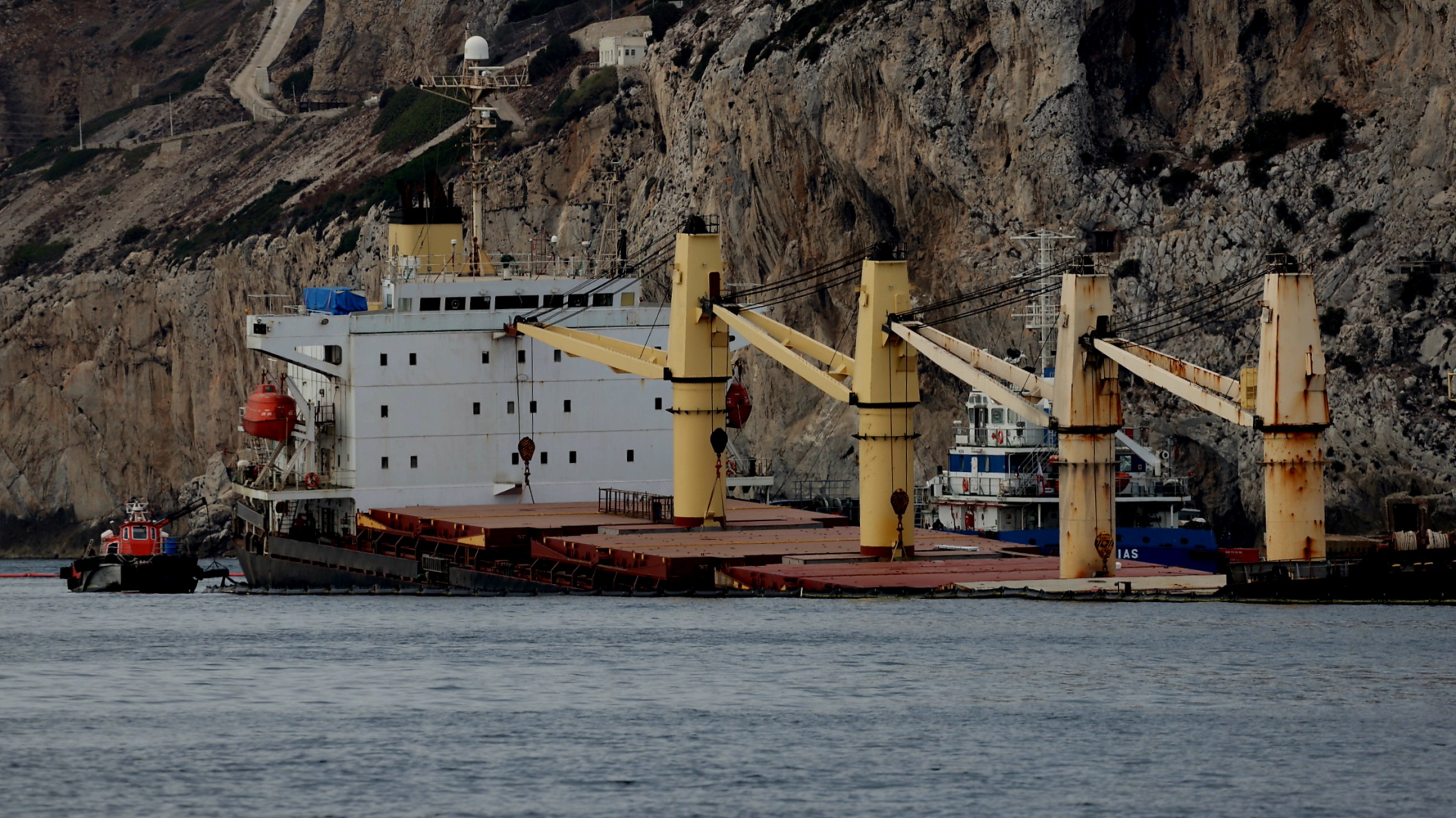 Setelah tabrakan antara dua kapal: garis-garis minyak mencapai pantai Gibraltar