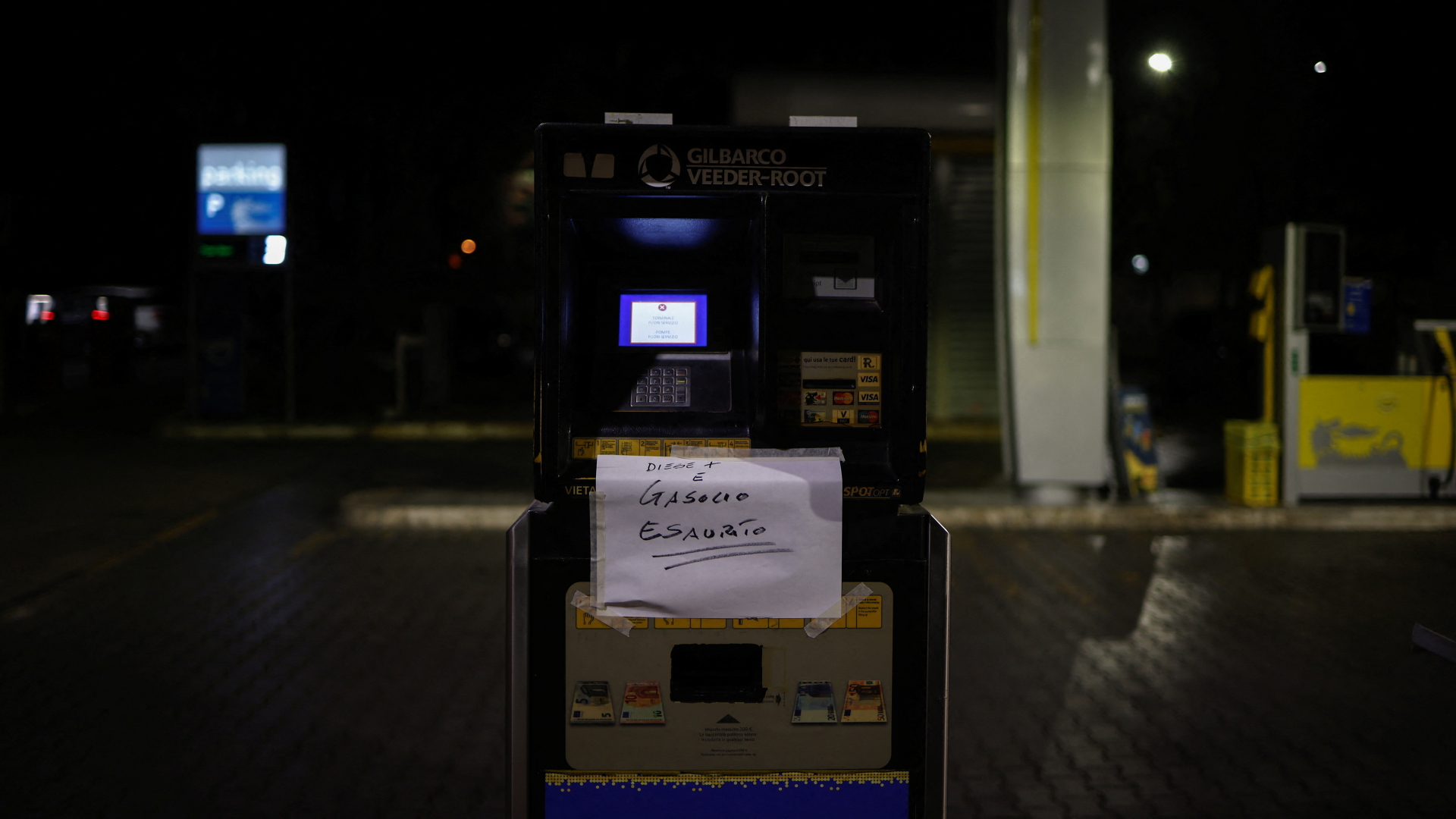 An einem Automaten an einer italienischen Tankstelle ist ein Zettel befestigt, auf dem steht "Diesel + und Diesel ausverkauft". | REUTERS