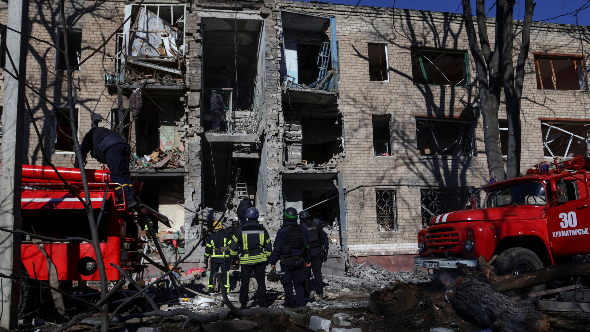 Rettungskräfte an einem Wohngebäude in Kramatorsk, das durch einen russischen Raketenangriff beschädigt wurde. | REUTERS