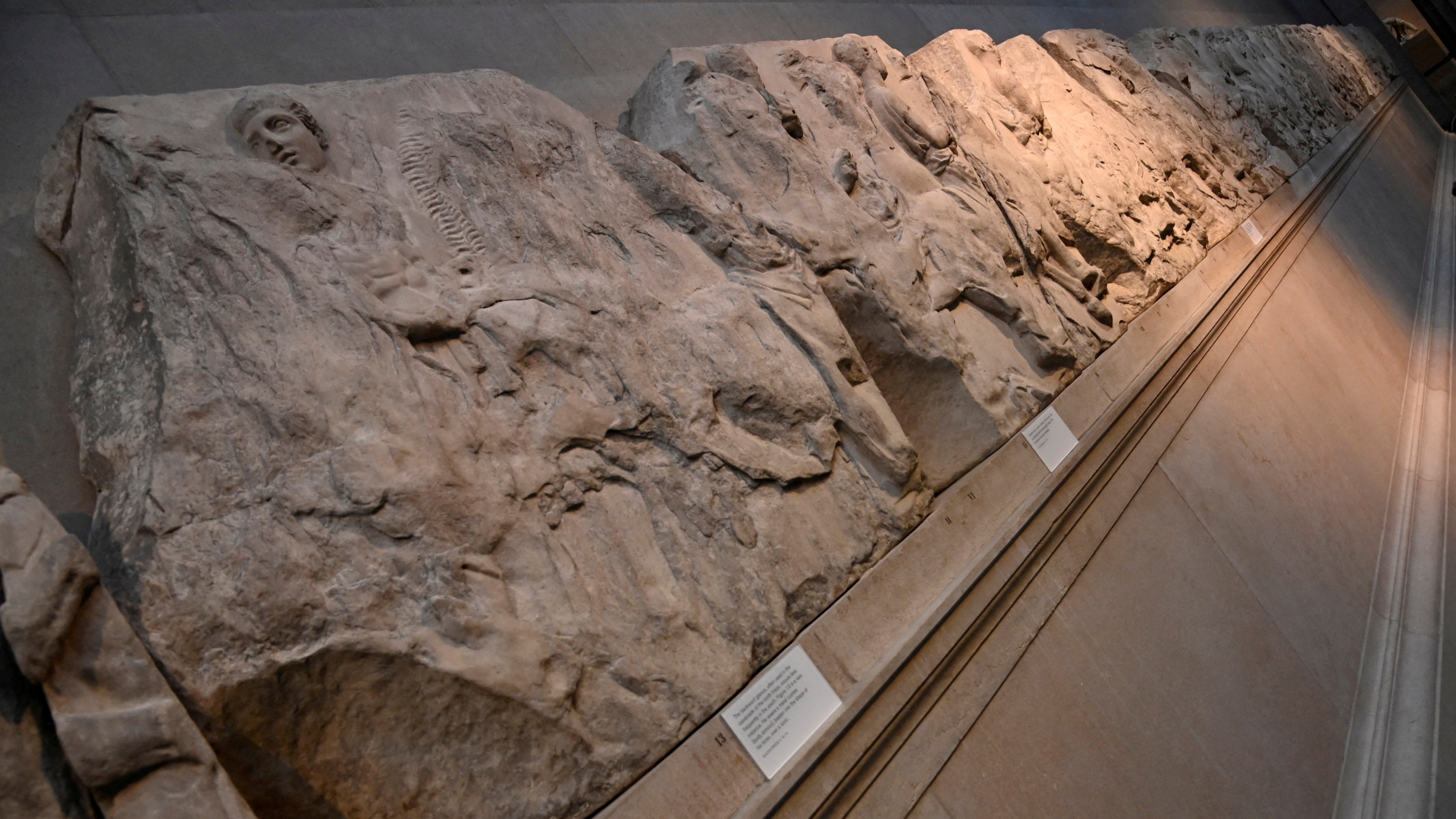 Teile des Parthenon-Frieses im British Museum in London.