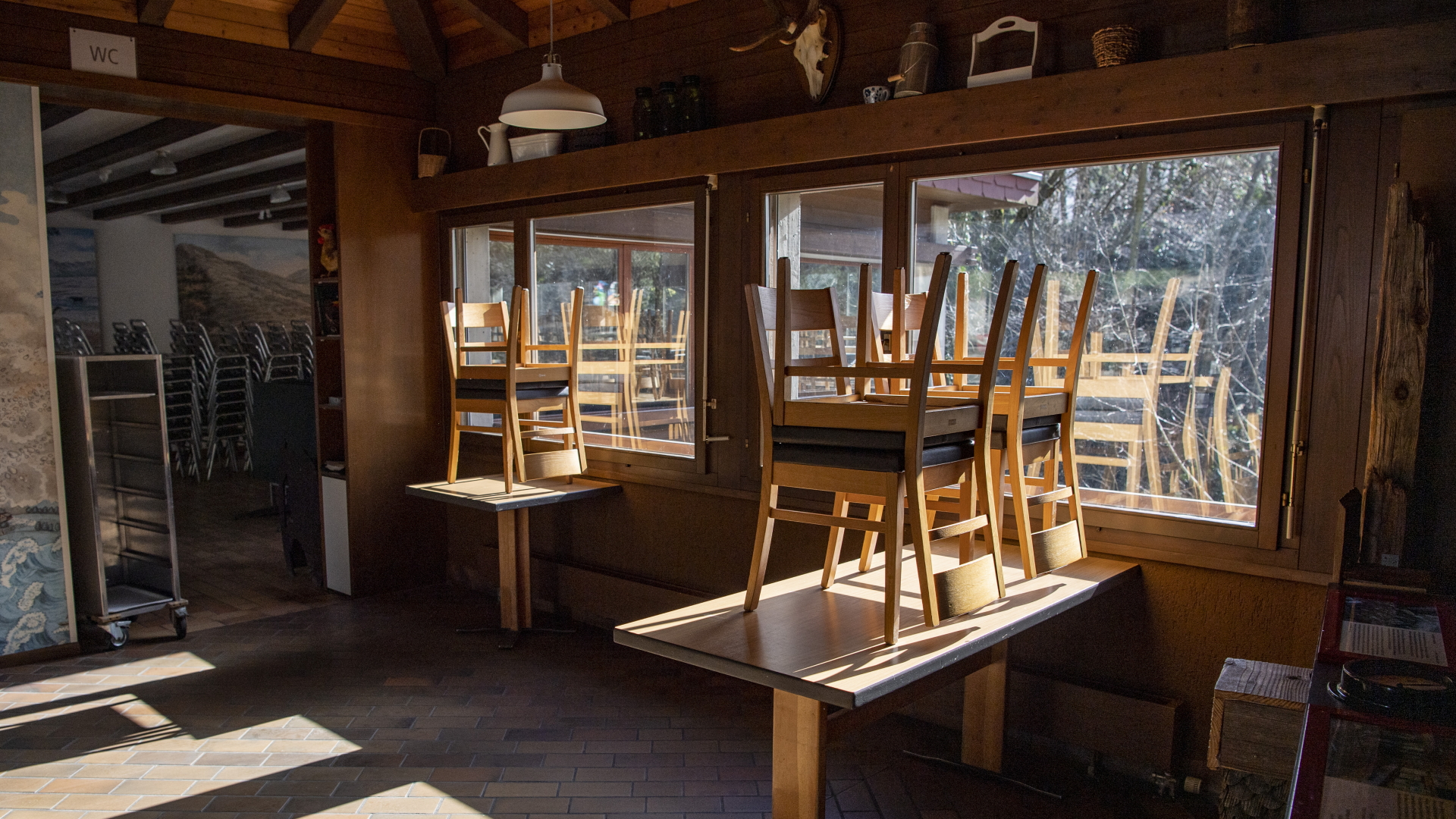 In einem Restaurant im Tierpark Goldau in der Schweiz stehen Stühle gestapelt auf Tischen.  | dpa