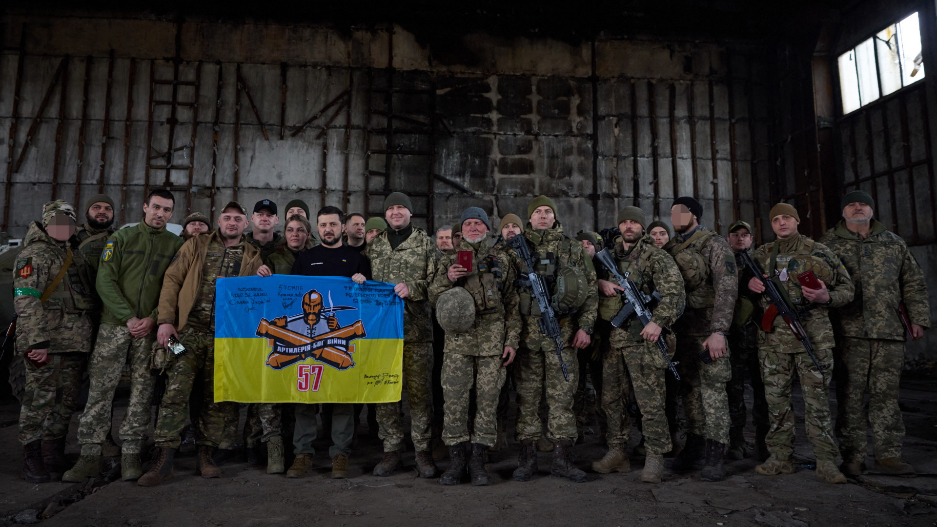 Der ukrainische Präsident Wolodymyr Selenskyj mit Soldaten in einem Lagerhaus nahe der Stadt Bachmut.