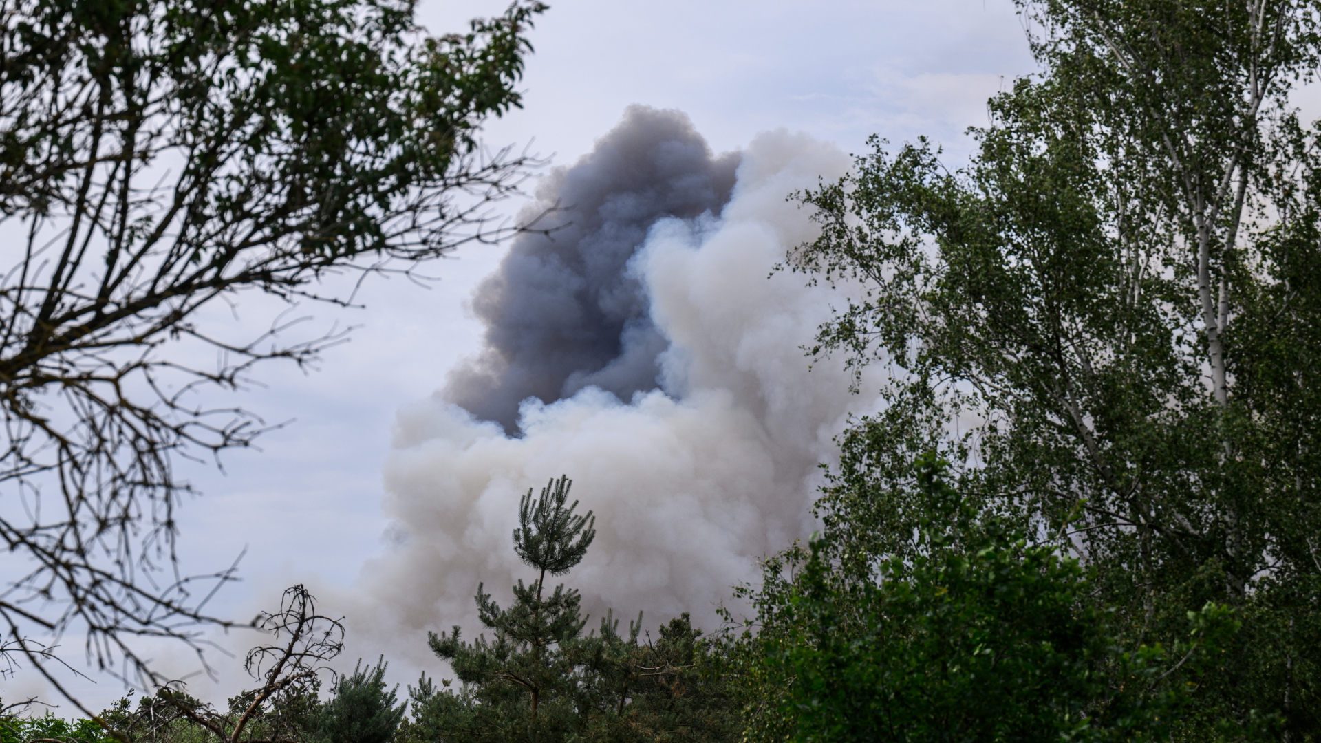 Erste Entwarnung an Grenze zu Sachsen: Evakuierungen nach Feuer aufgehoben