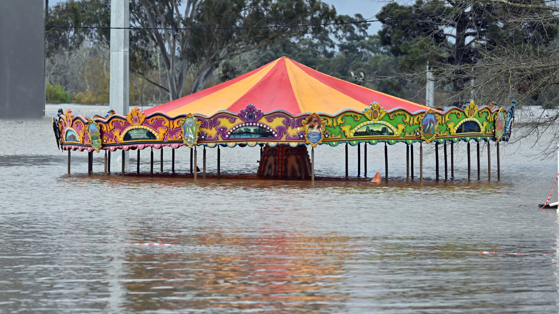 Ein Vergnügungspark in Camden im Südwesten Sydneys ist von den Fluten überschwemmt. | dpa