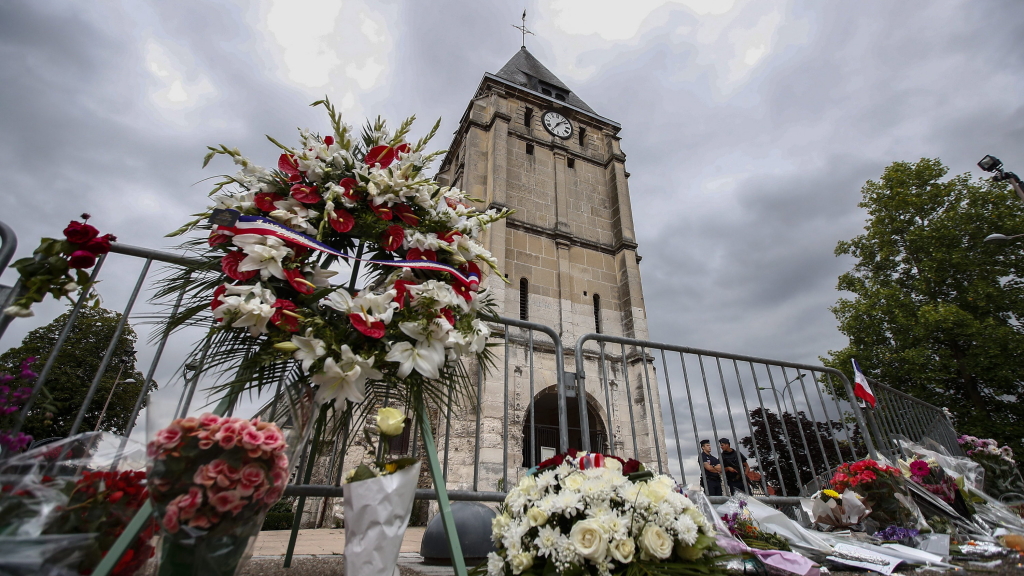 Vor der Kirche in Saint-Etienne-du-Rouvray liegen nach dem Überfall Blumen