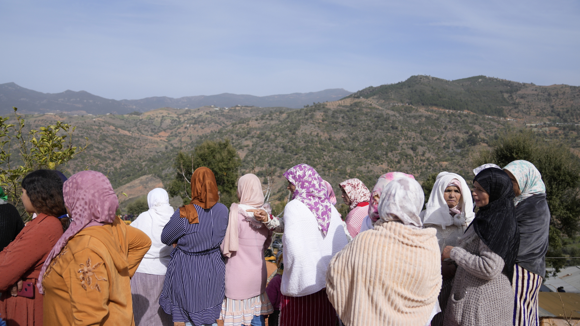 Frauen am Brunnenloch in Marokko | dpa