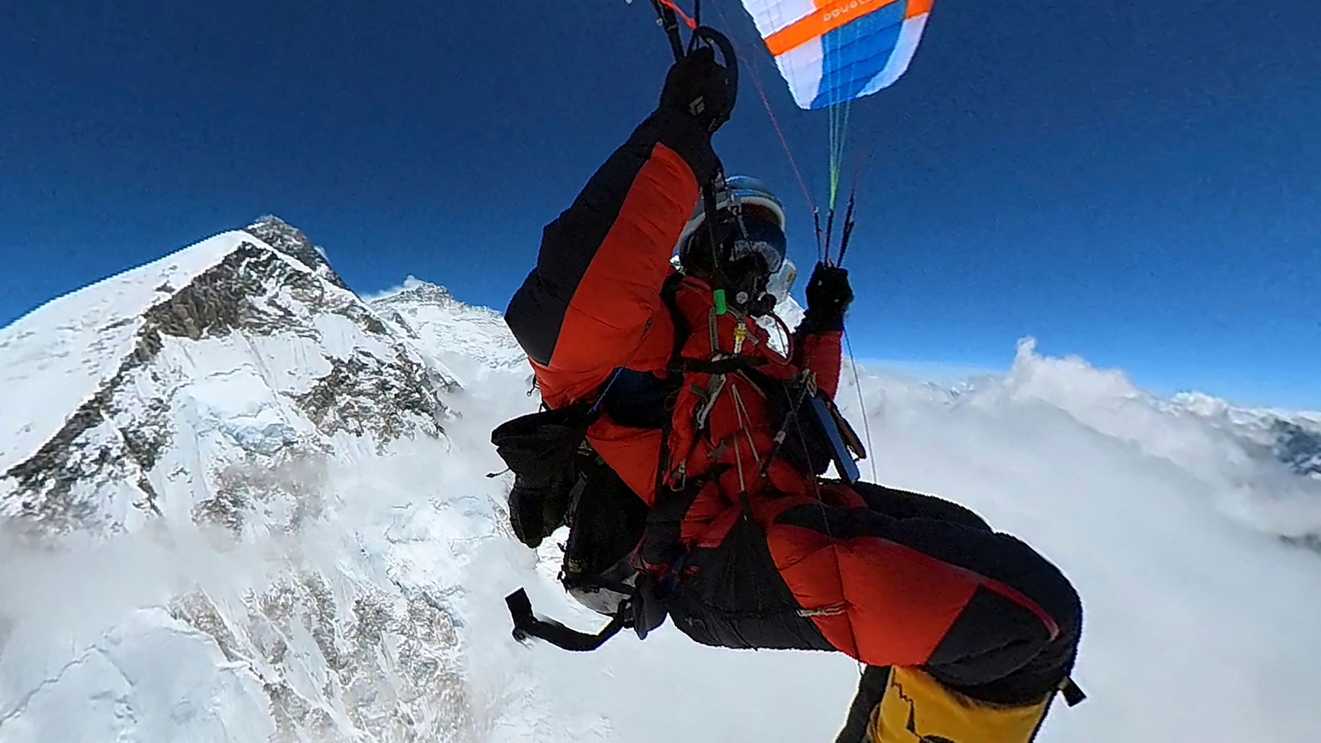 Gleitschirmflieger startet vom Mount Everest und fliegt in ein nahegelegenes Dorf. | AFP/pierrecarter
