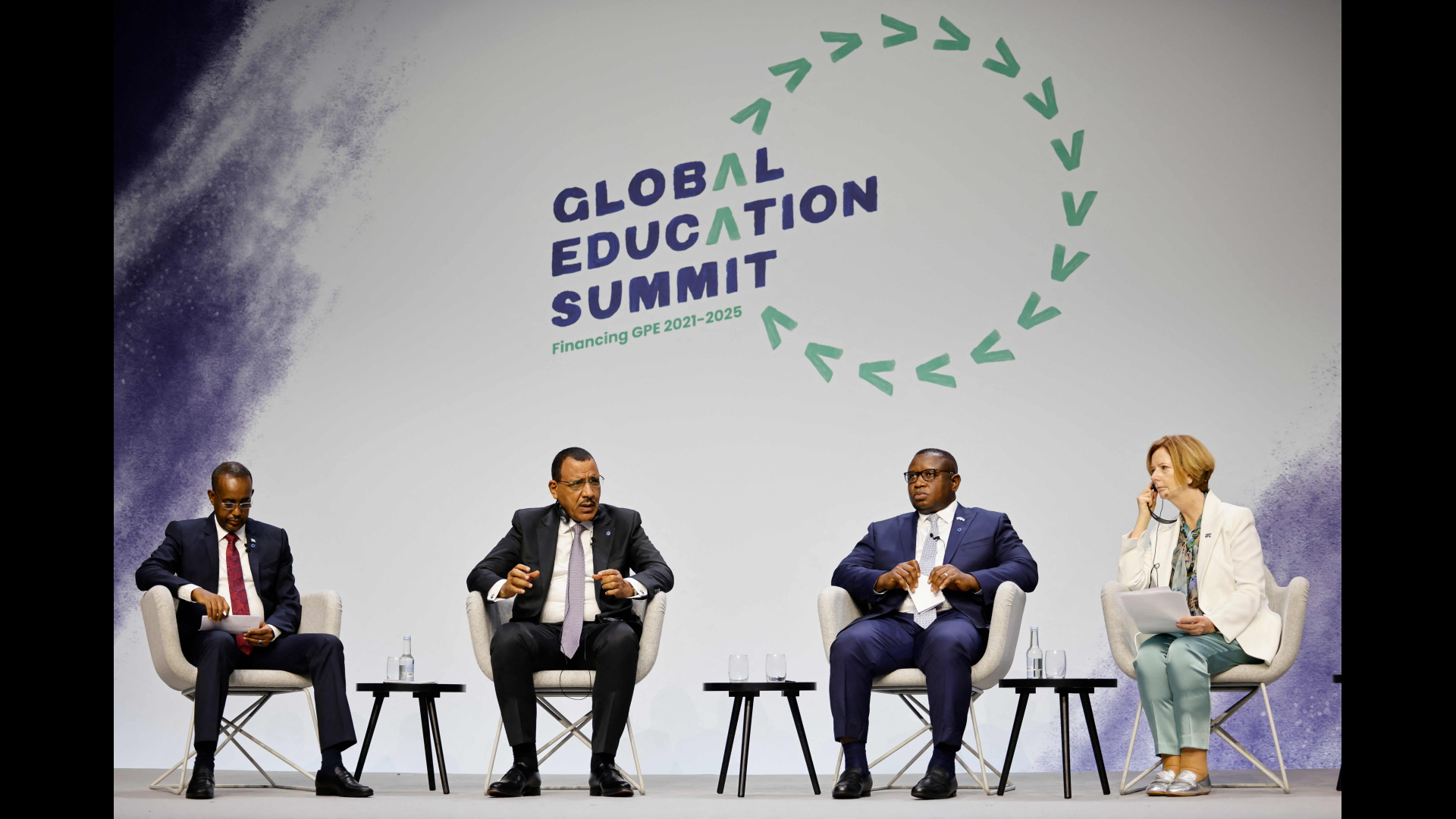 Der Premierminister von Somalia, Mohamed Hussein, der Präsident von Niger, Mohamed Bazoum, der Präsident von Sierra Leone, Julius Maada Bio, und die ehemalige australische Premierministerin Julia Gillard auf dem Global Education Summit in London. | AFP