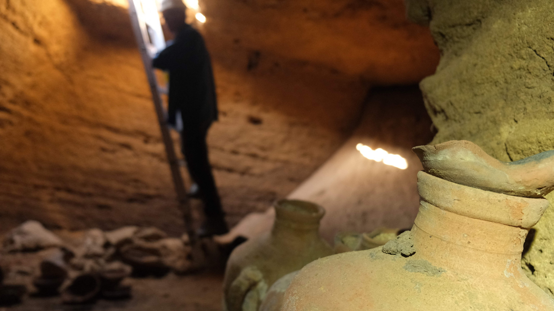 In dem Grab aus Zeiten von Pharao Ramses II. fanden sich zahlreiche Tongefäße und bronzene Pfeil- und Speerspitzen sowie menschliche Knochen. | AFP