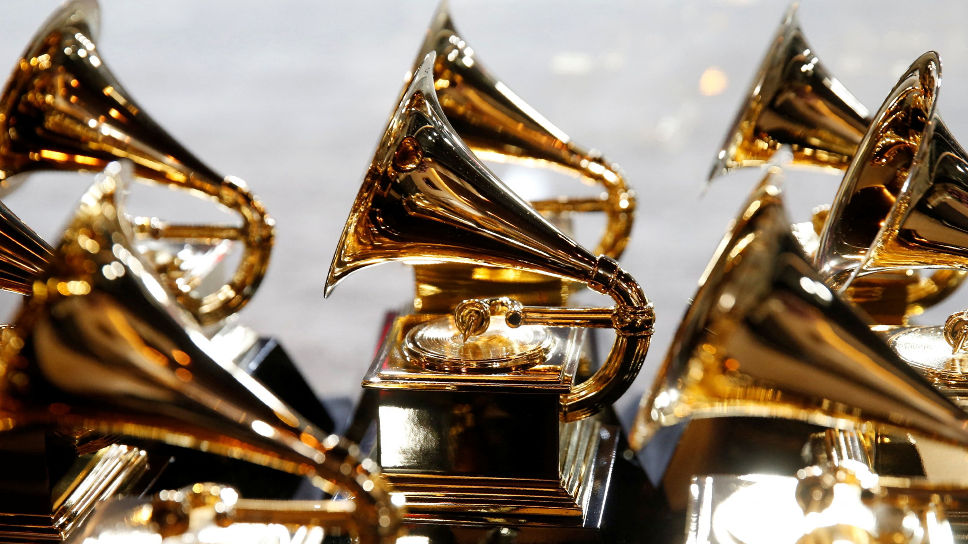 Grammy-Preise stehen auf dem Tisch. | Reuters