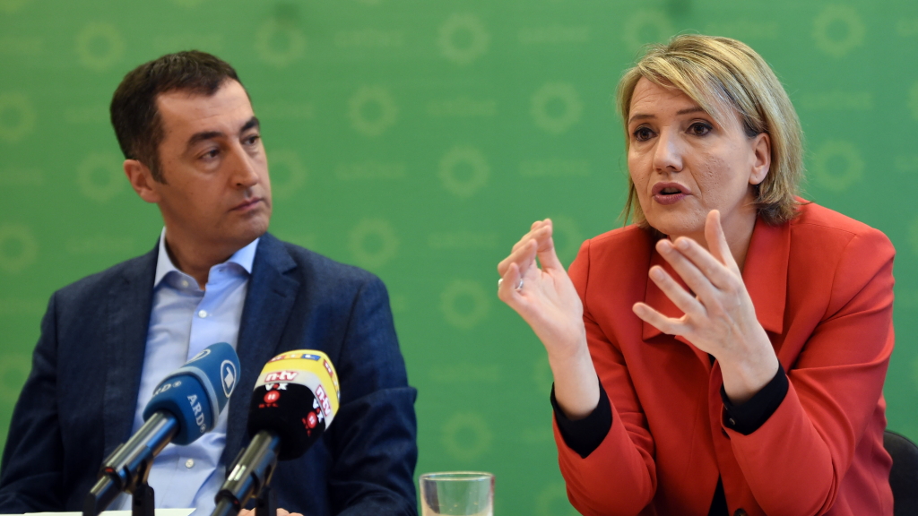 Die Grünen-Vorsitzenden Cem Özdemir und Simone Peter sitzen nebeneinander
