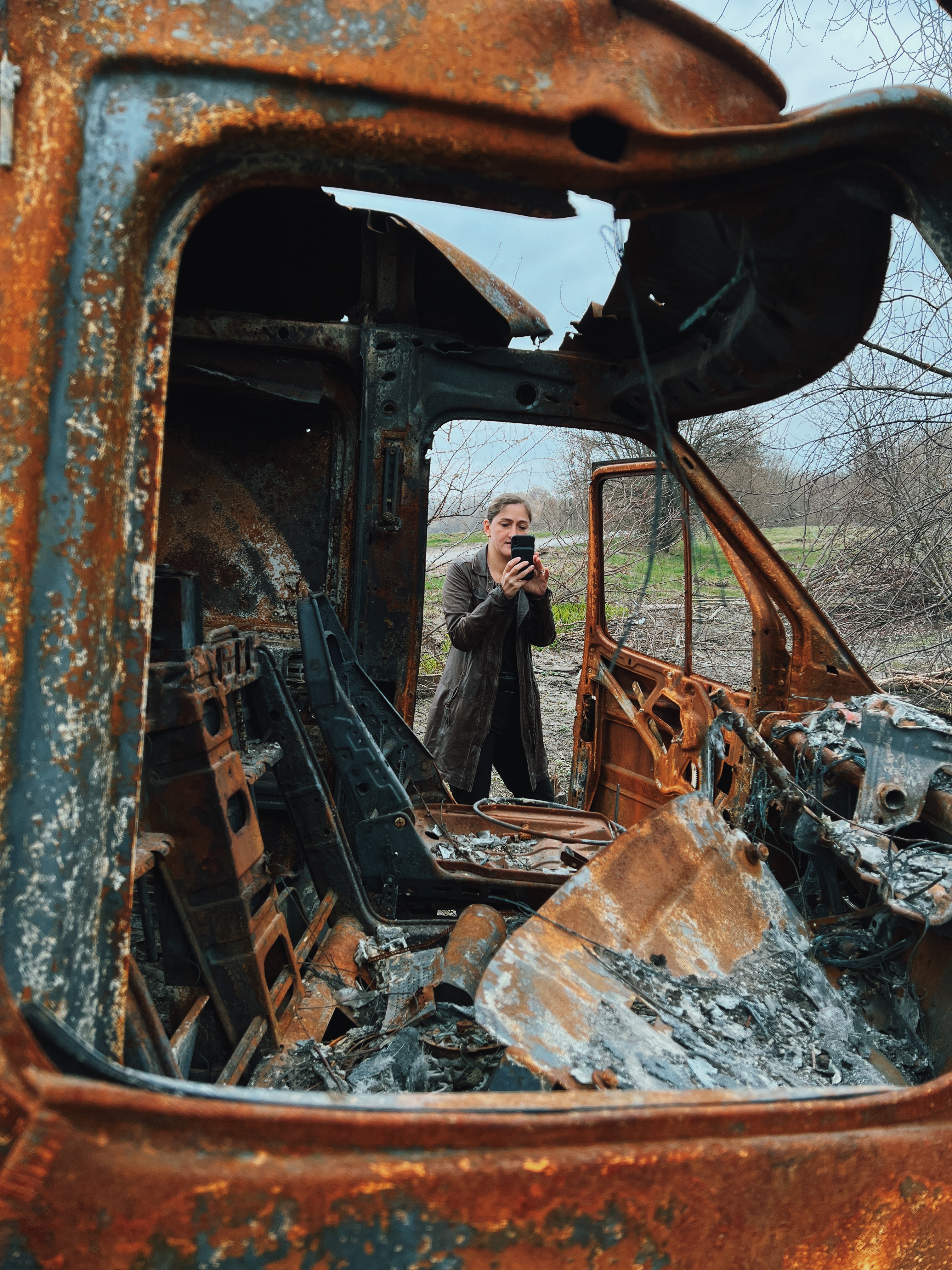 Belkis Wille von Human Rights Watch dokumentiert die Zerstörungen in der Ukraine. | Human Rights Watch