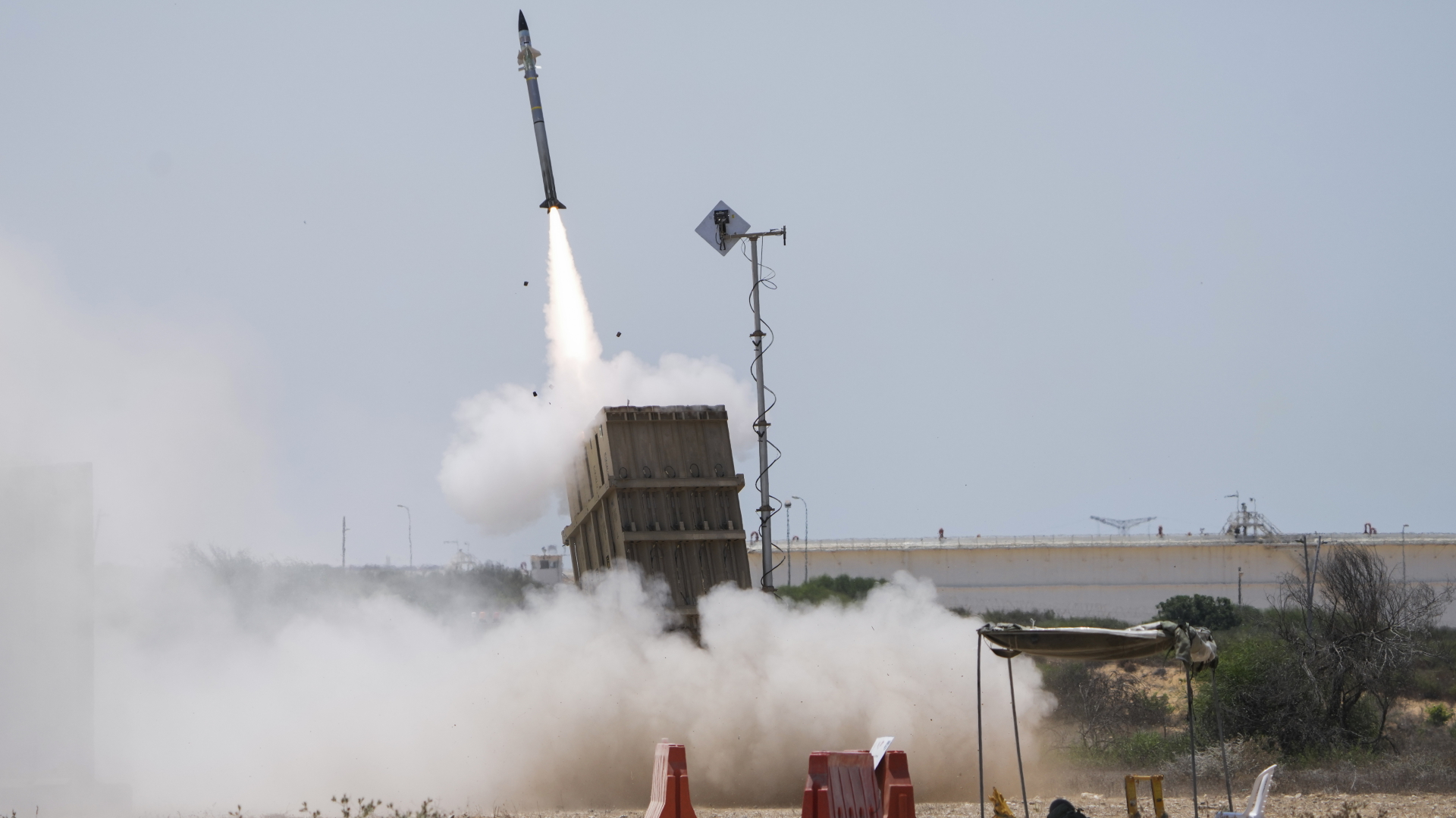 Eine israelische Raketenabwehr startet, um eine aus dem Gazastreifen abgefeuerte Rakete abzufangen. | dpa