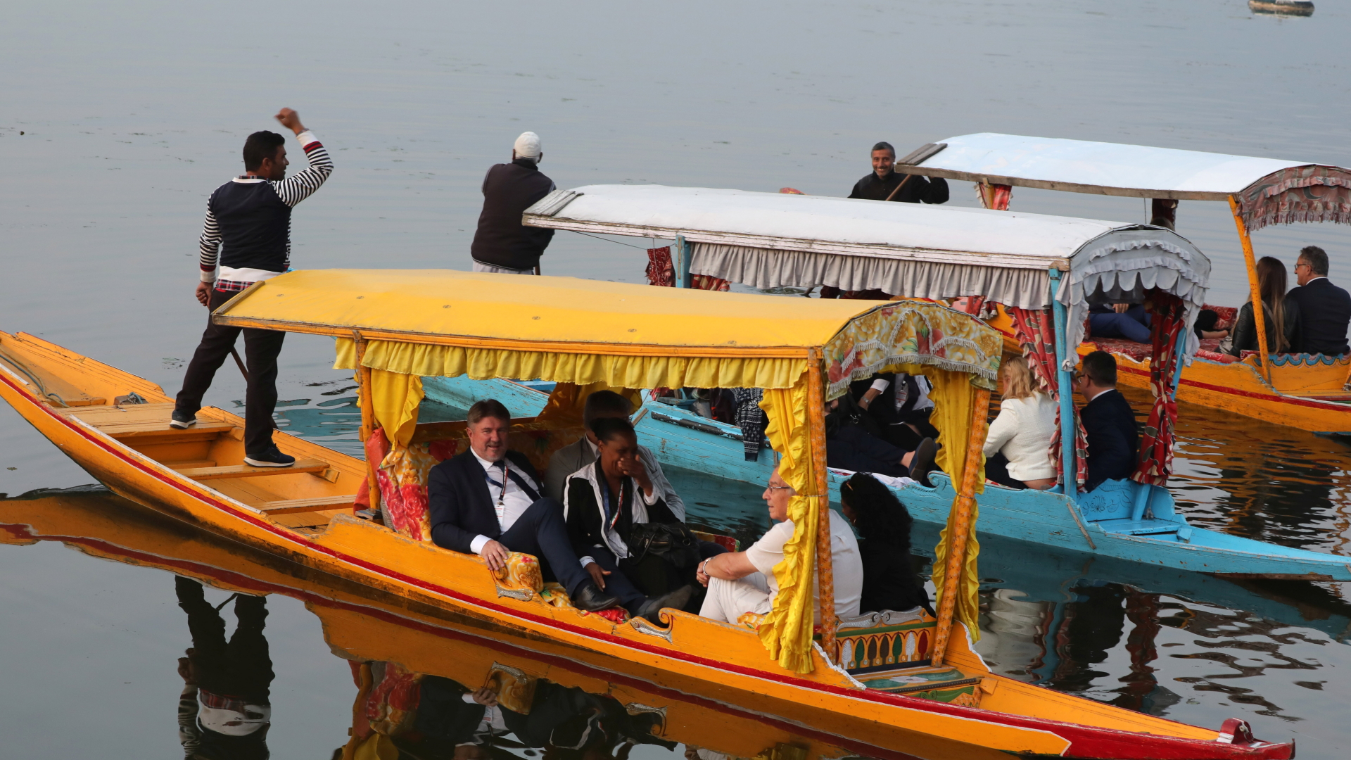 EU-Abgeordnete in Boot auf See in Kaschmir | FAROOQ KHAN/EPA-EFE/REX