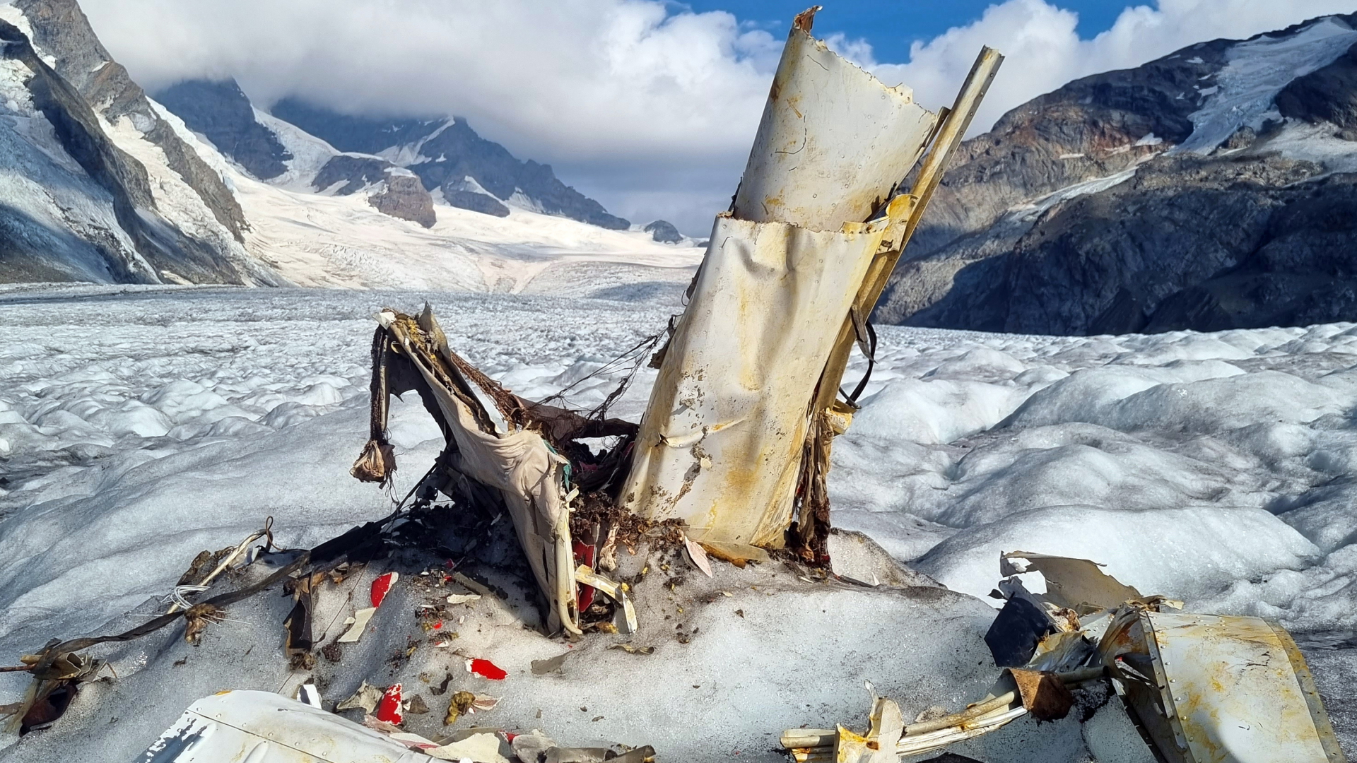 Trümmer eines 1968 abgestürztes Kleinflugzeugs liegen auf dem schmelzenden Aletschgletscher in den Walliser Alpen. | dpa/Rebecca Gresch und Stefan Gafner/Hüttenwarte Konkordiahütte