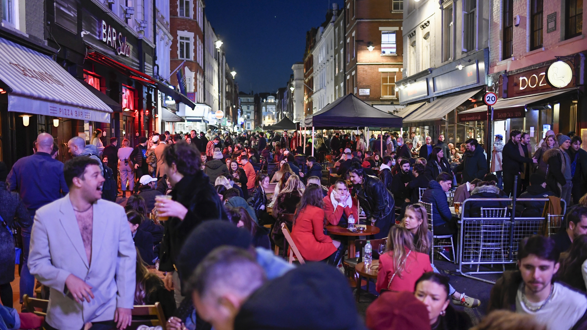 Menschen sitzen in London in Großbritannien vor einem Pub | dpa