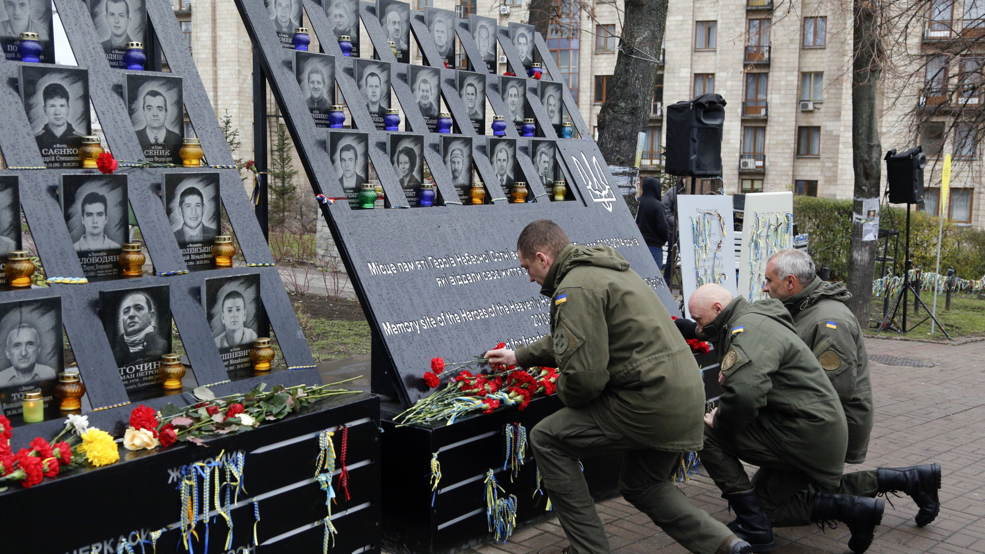 Soldaten der ukrainischen Armee gedenken der auf dem Unabhängigkeitsplatz in Kiew getöteten Menschen.  | AP