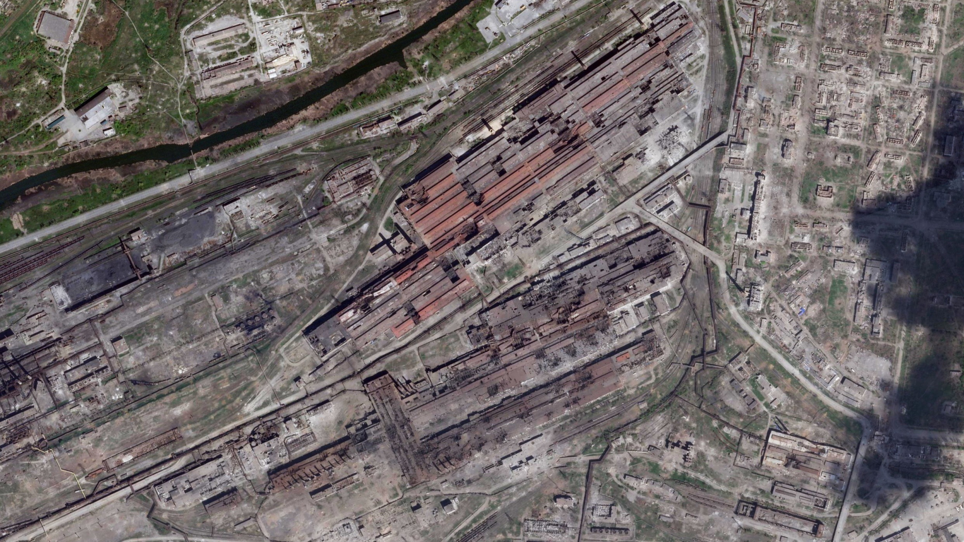 Satellitenbilder des Unternehmens Planet Labs PBC zeigen das umkämpfte Stahlwerk in Mariupol. | dpa